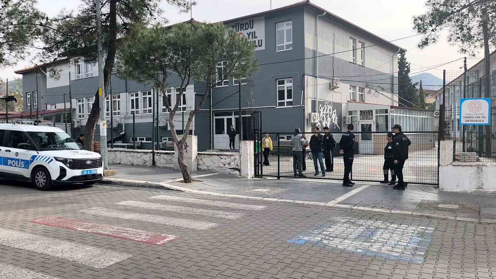 Menteşe’de okul önlerinde güvenlik duvarı