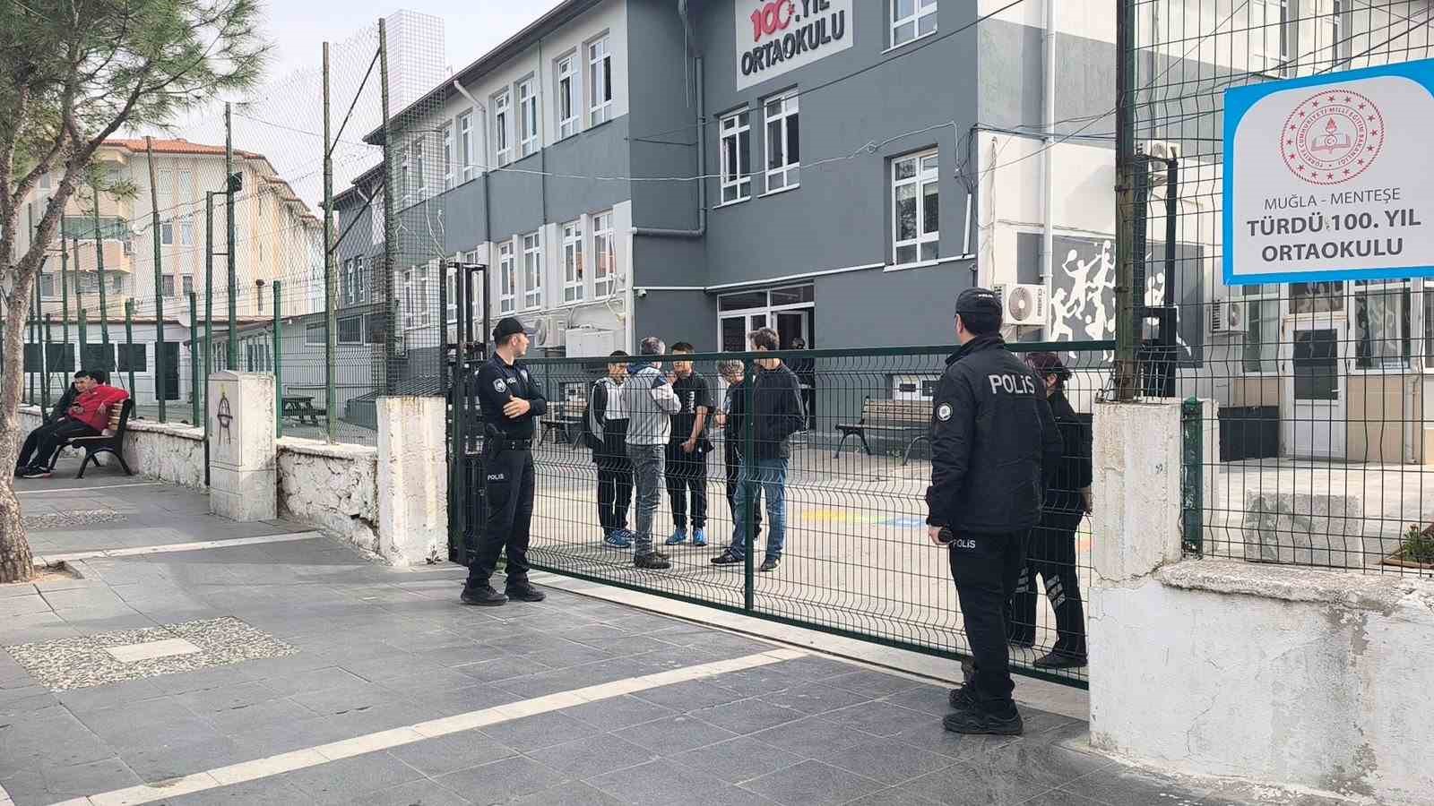 Menteşe&rsquo;de okul &ouml;nlerinde g&uuml;venlik duvarı
