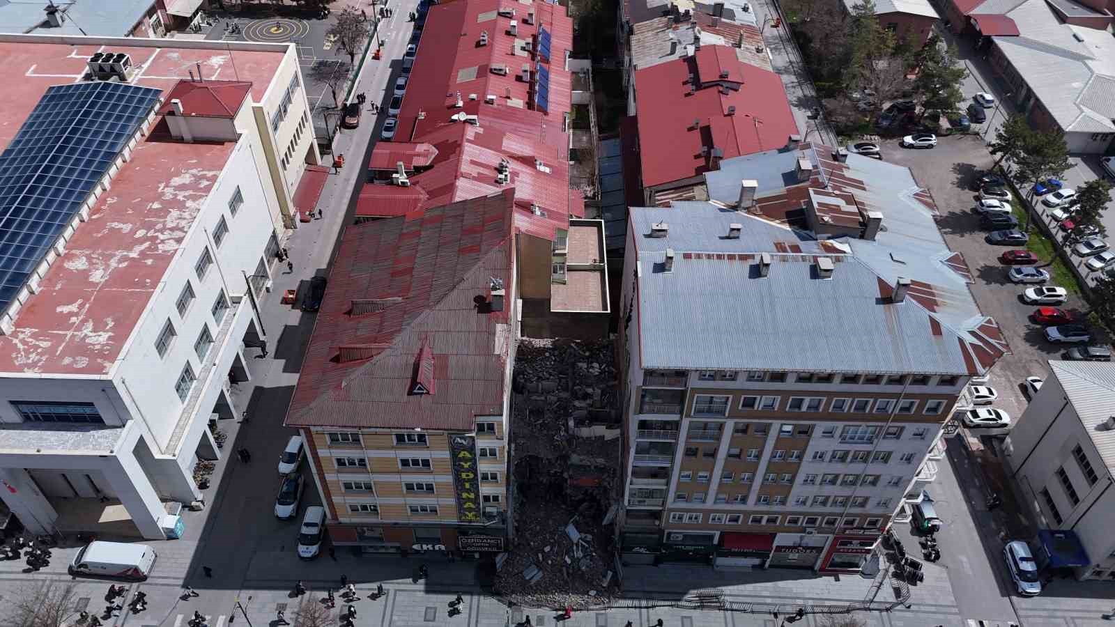 Yıkım esnasında zarar görüp tahliye edilmişti, tehlike saçmaya devam ediyor