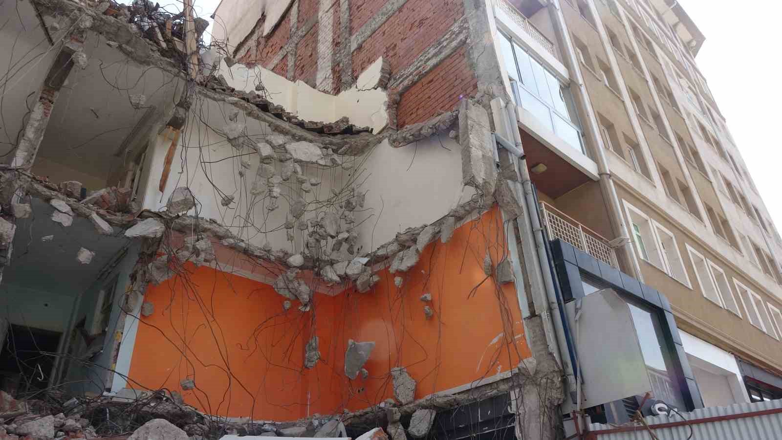 Yıkım esnasında zarar g&ouml;r&uuml;p tahliye edilmişti, tehlike sa&ccedil;maya devam ediyor
