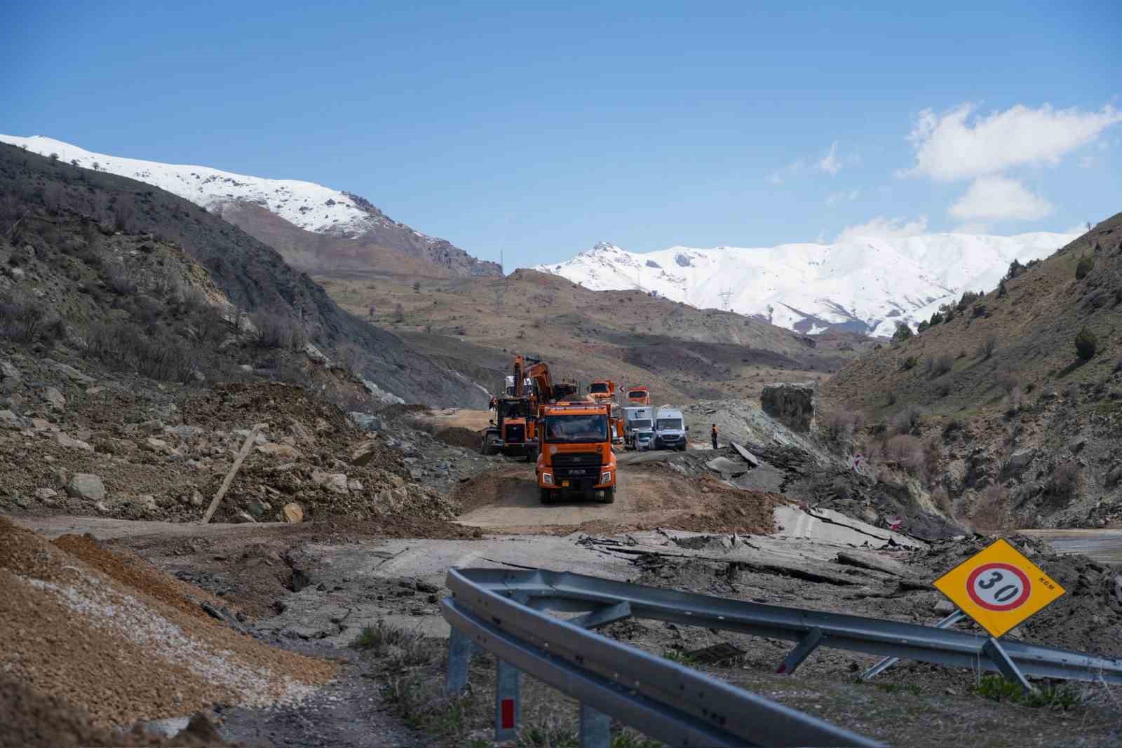 Vali Taşyapan heyelan b&ouml;lgesinde
