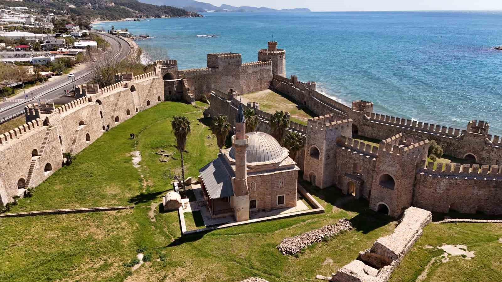 Mamure Kalesi camisinde 700 yıldır ibadet s&uuml;r&uuml;yor
