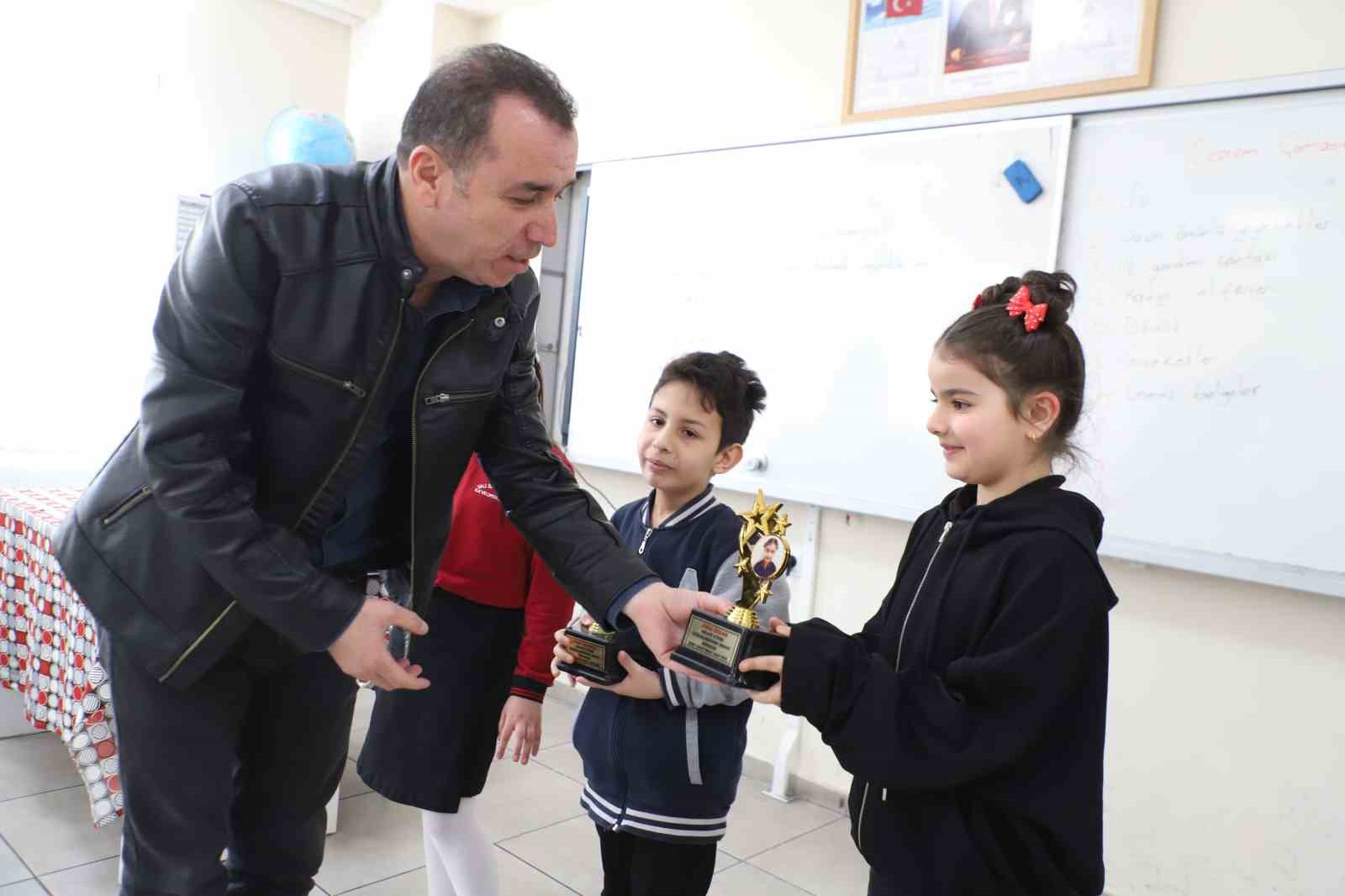 Hakkari&rsquo;de &ouml;ğrencilerin başarısı kupayla ta&ccedil;landı
