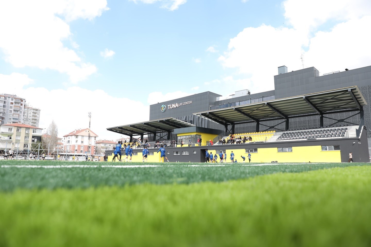 Başkan &Ccedil;olakbayrakdar: "Her alanda gen&ccedil;lerimizin yanındayız, geleceğin sporcuları bu statta yetişecek
