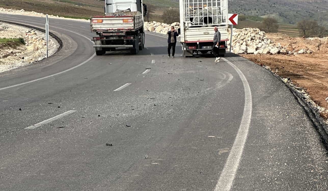 Kontrolden &ccedil;ıkan kamyonet karşı şeride ge&ccedil;erek ticari ara&ccedil;la &ccedil;arpıştı: 1 yaralı
