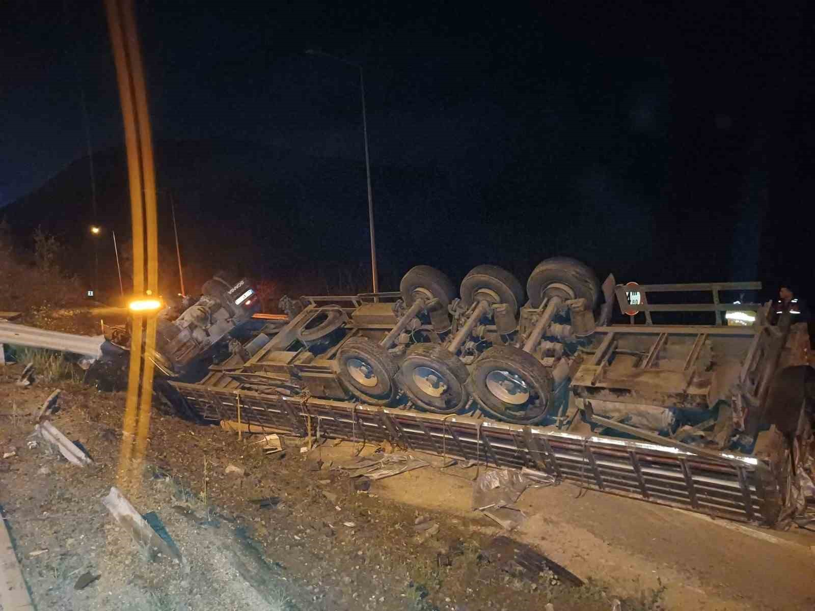 Bilecik’te devrilen tırın sürücüsü yaralandı