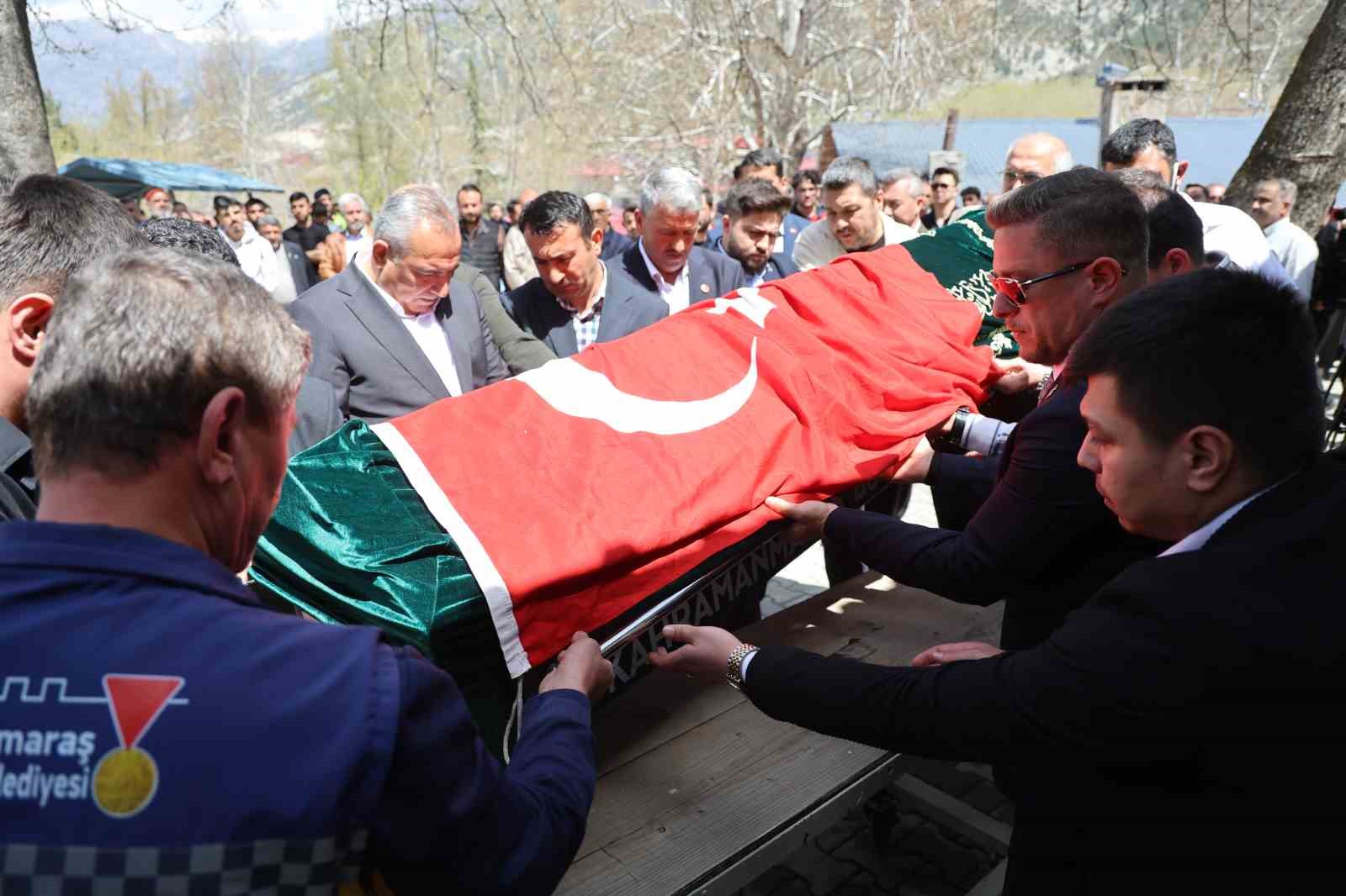 Saldırıda &ouml;len &ouml;ğretmenin eşi ve &ccedil;ocukları tabut başında g&ouml;zyaşı d&ouml;kt&uuml;
