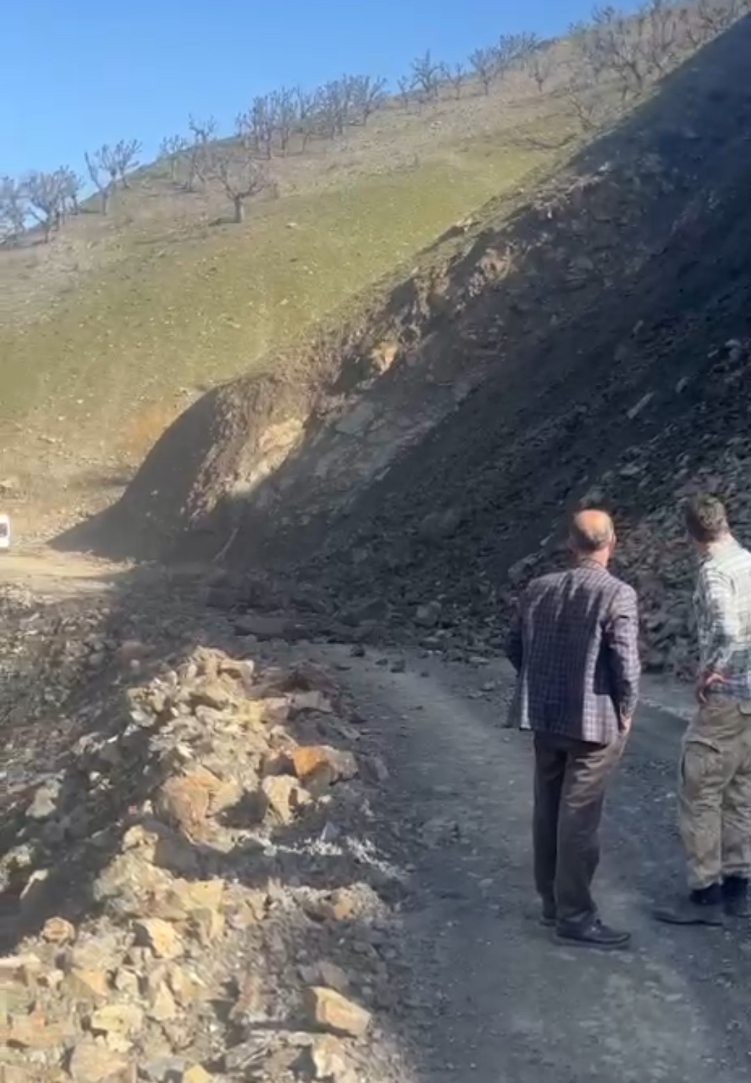 Sason’da köy yolunda heyelan