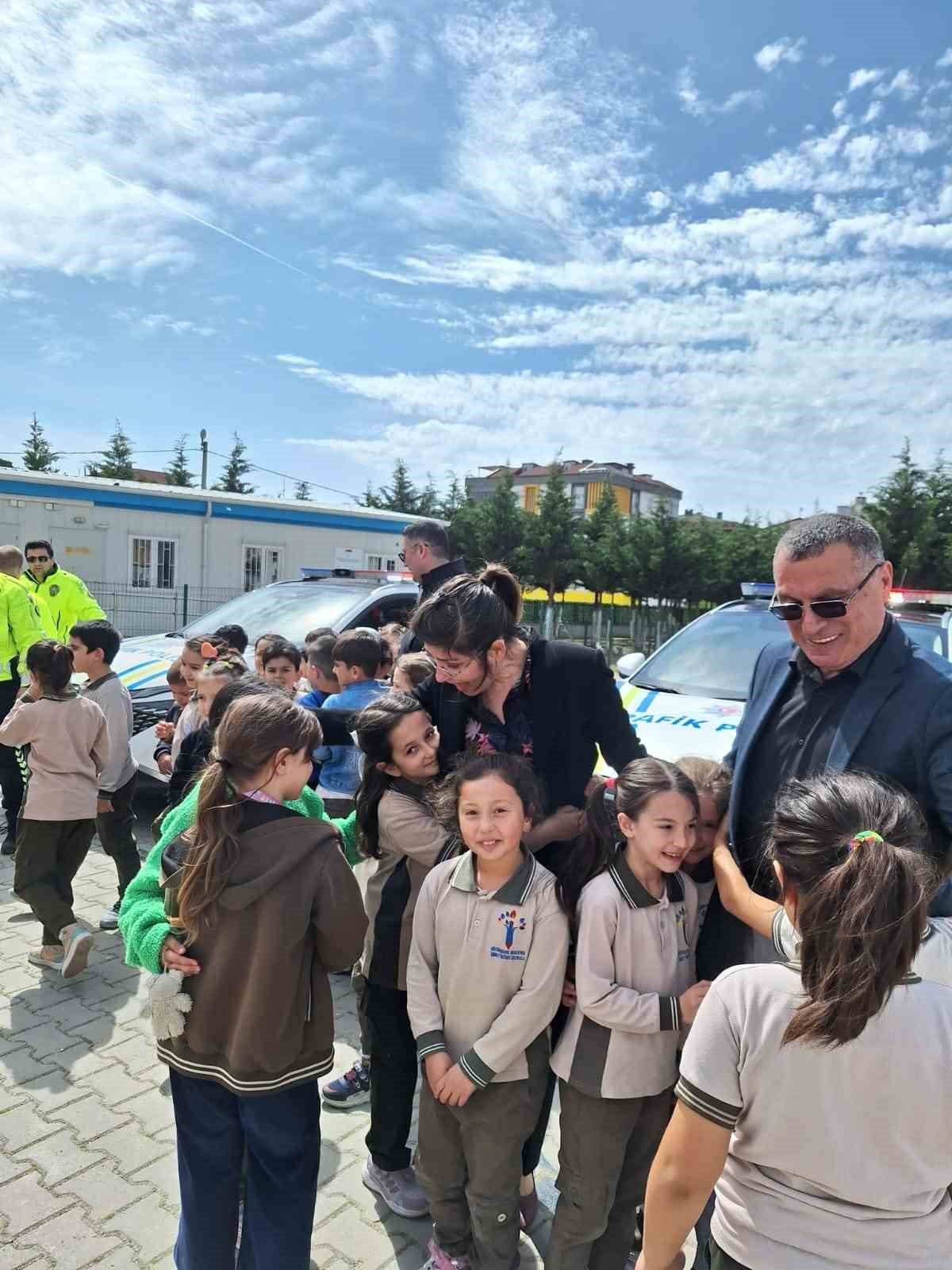 Minik öğrenciler polislik mesleğini yakından tanıdı