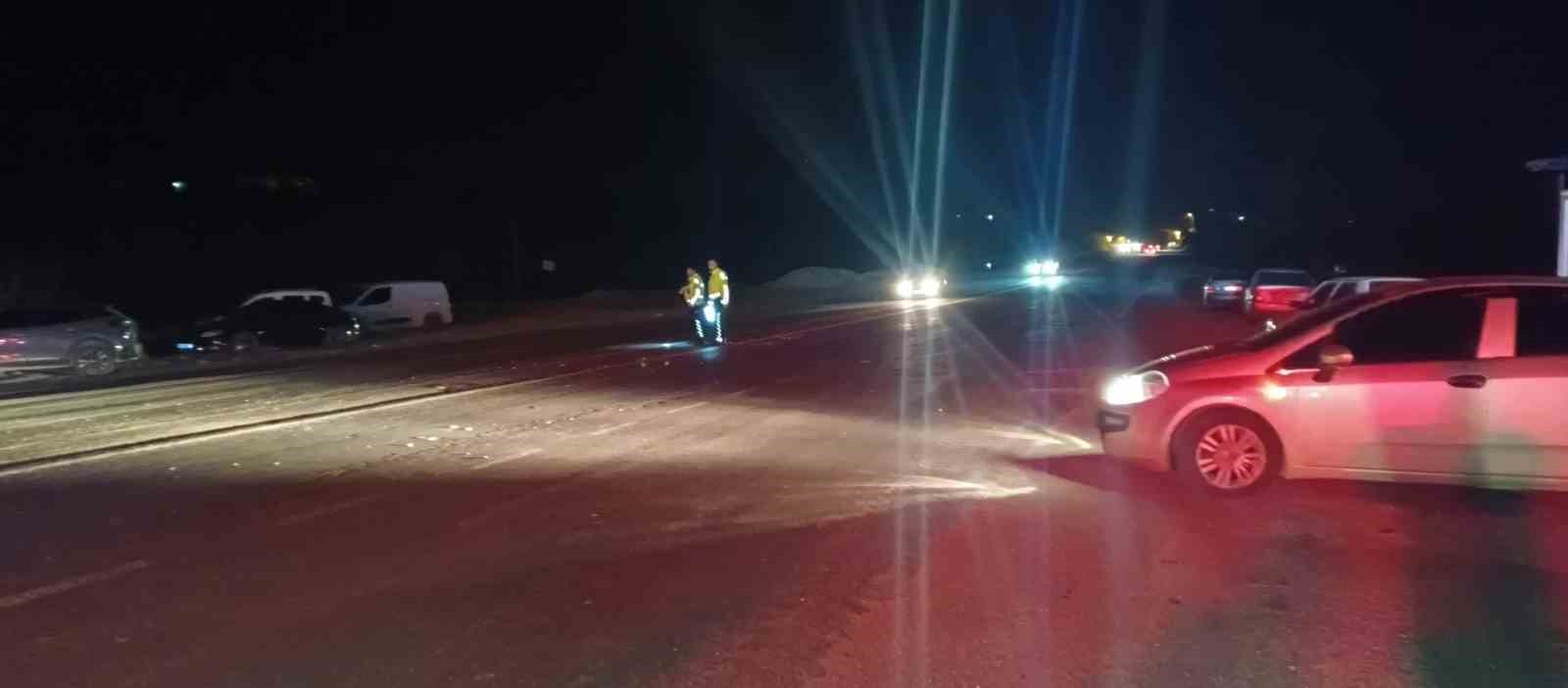 İki otomobil &ccedil;arpıştı: 1&rsquo;i ağır, 2 yaralı
