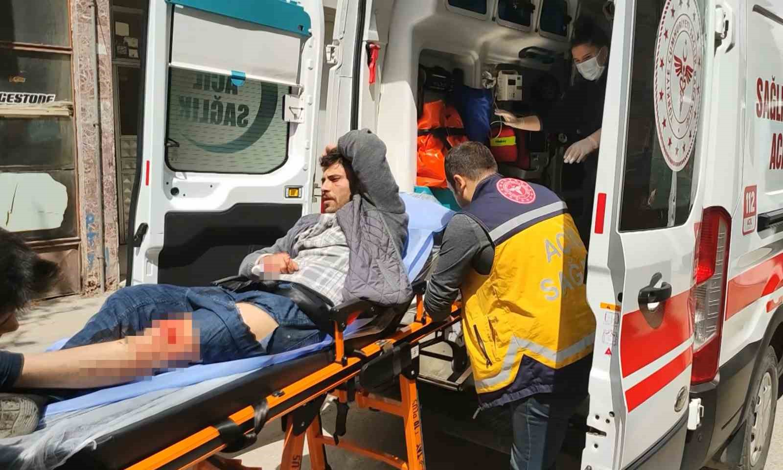 Aksaray&rsquo;da iki kardeş tartıştıkları genci bı&ccedil;akla yaralayıp ka&ccedil;tı
