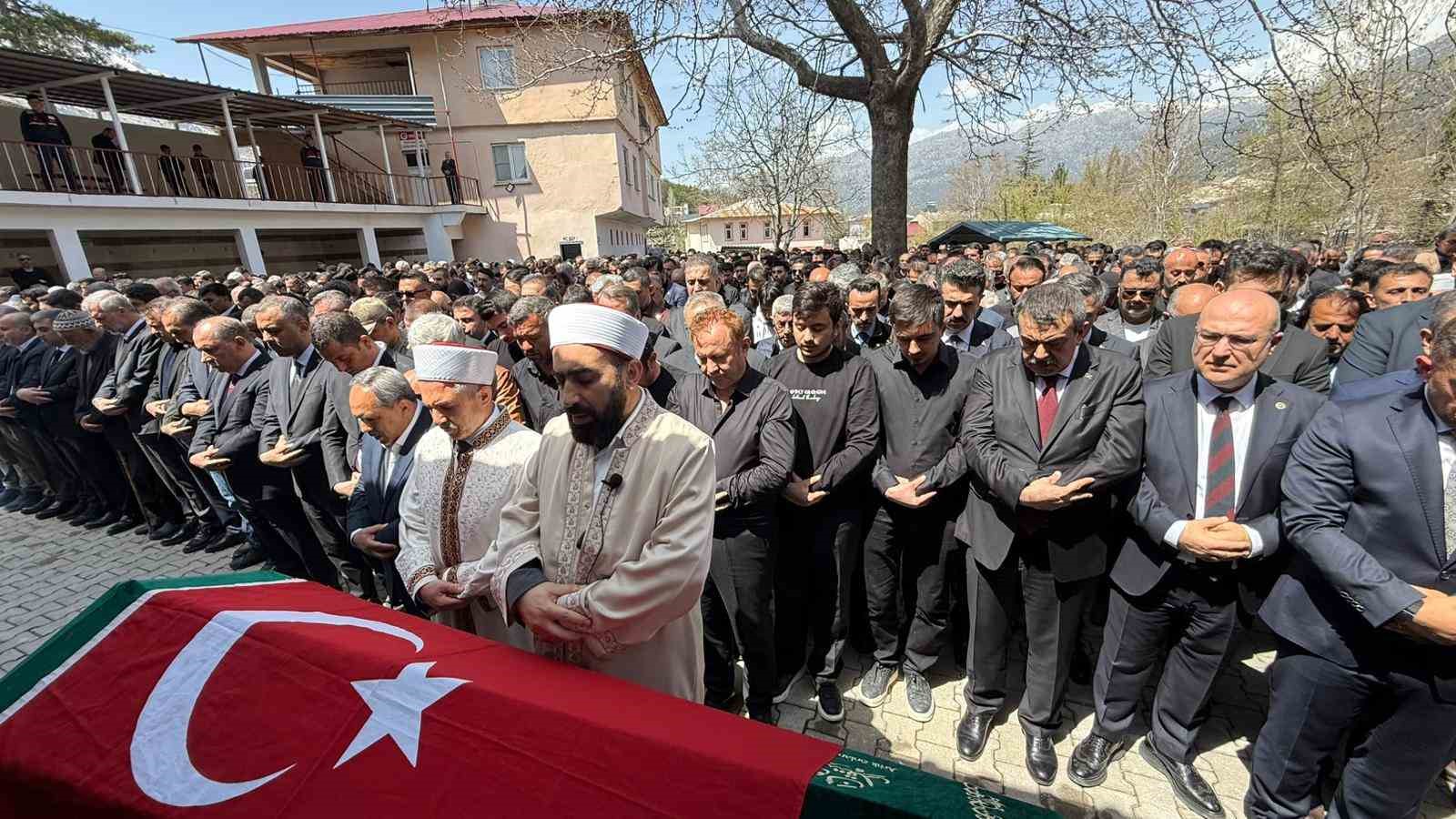 Saldırıda öğrencilerine siper olan öğretmen, gözyaşlarıyla son yolculuğuna uğurlandı