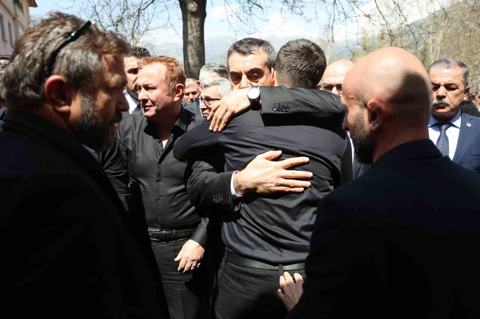 Saldırıda öğrencilerine siper olan öğretmen, gözyaşlarıyla son yolculuğuna uğurlandı