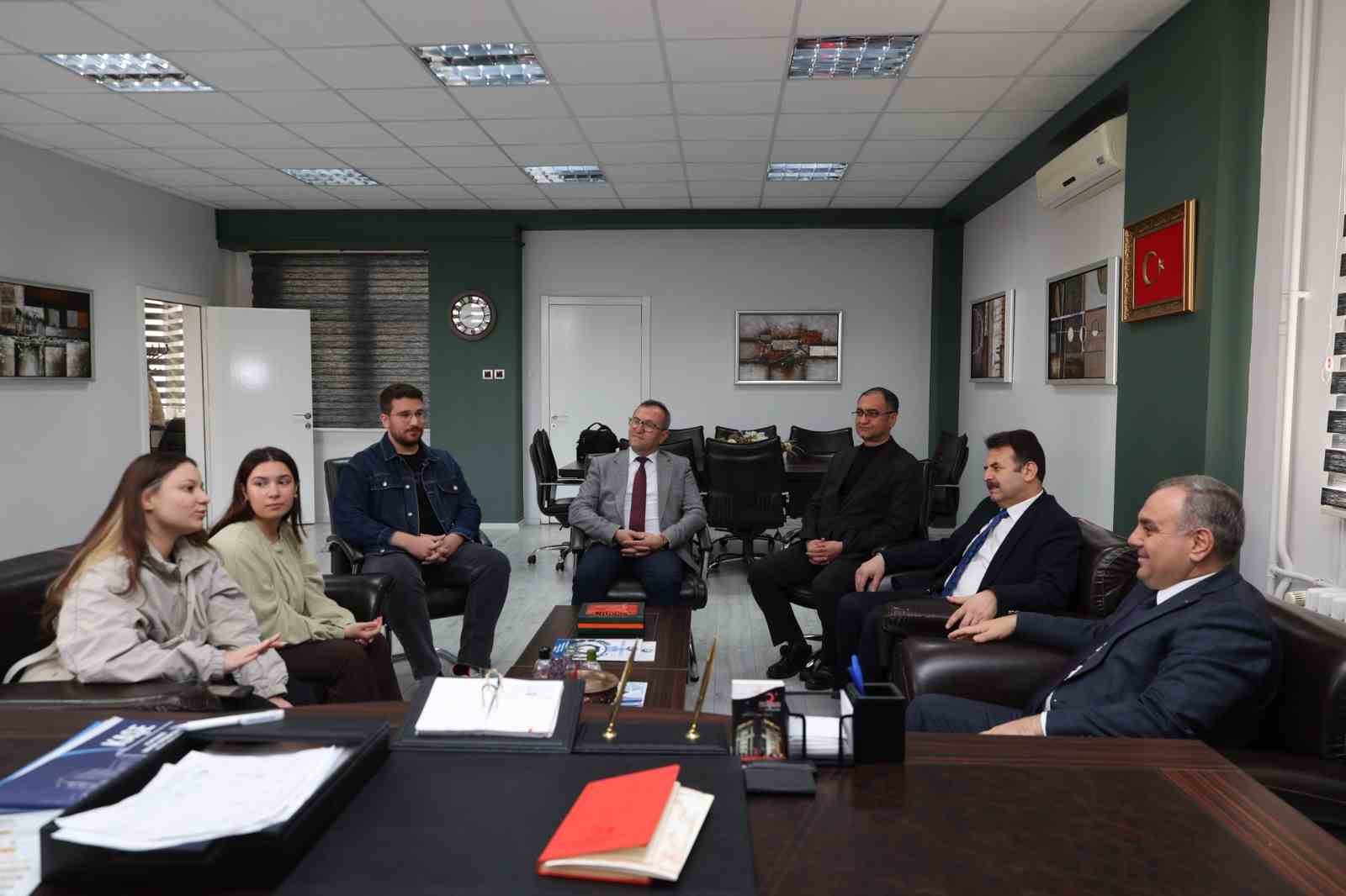 Rekt&ouml;r Altun, IEEE Kul&uuml;b&uuml; &ouml;ğrencileri ile bir araya geldi
