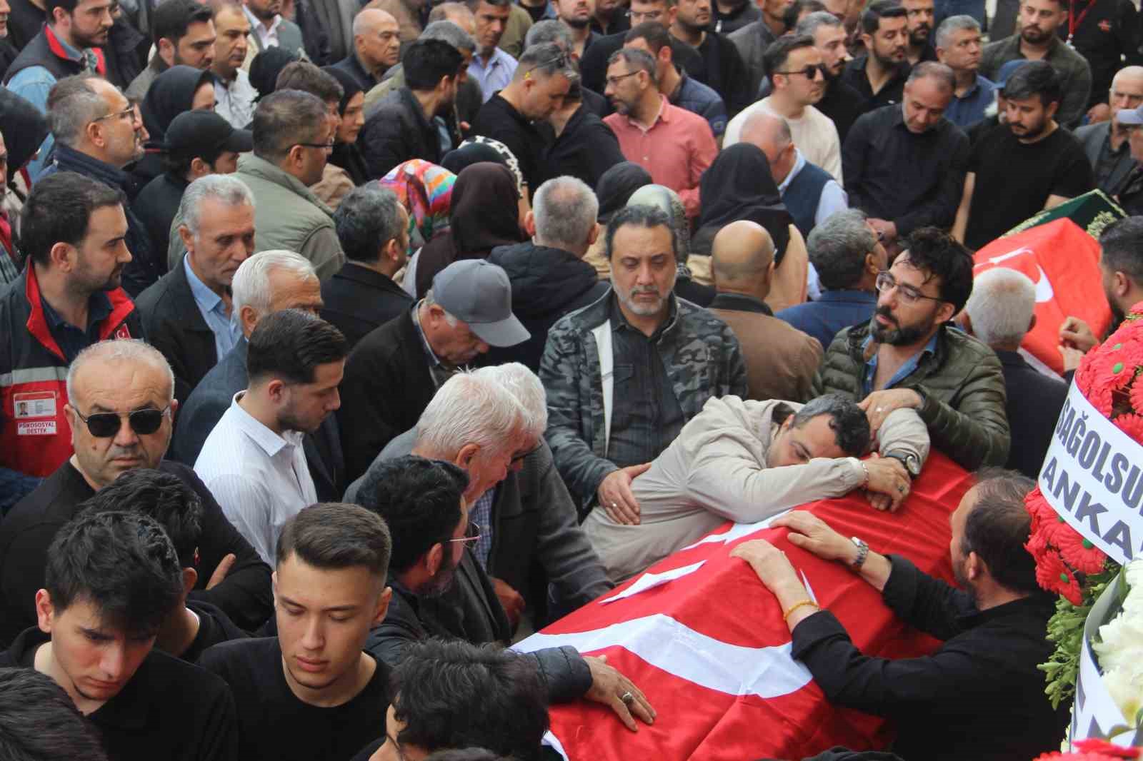 Saldırıda &ouml;len 4 &ouml;ğrenci g&ouml;zyaşları i&ccedil;erisinde uğurlandı
