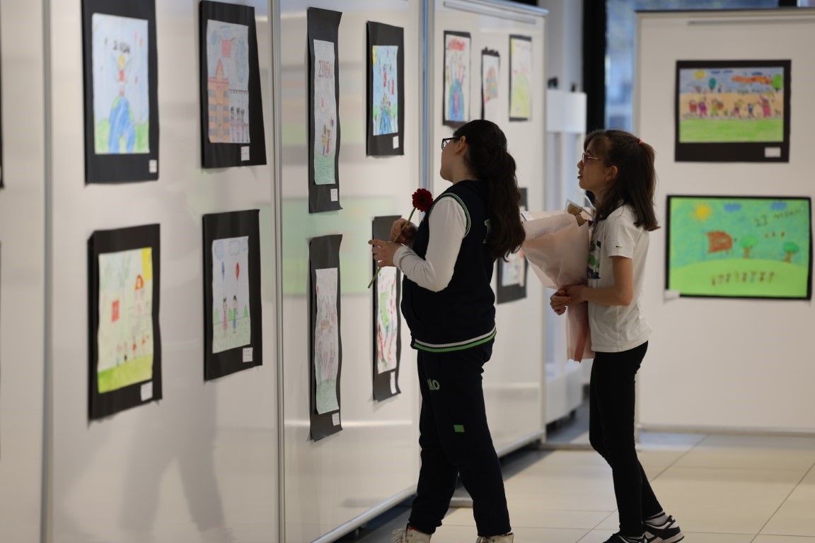 Kartepe’de öğrencilerin 23 Nisan temalı eserleri sergileniyor