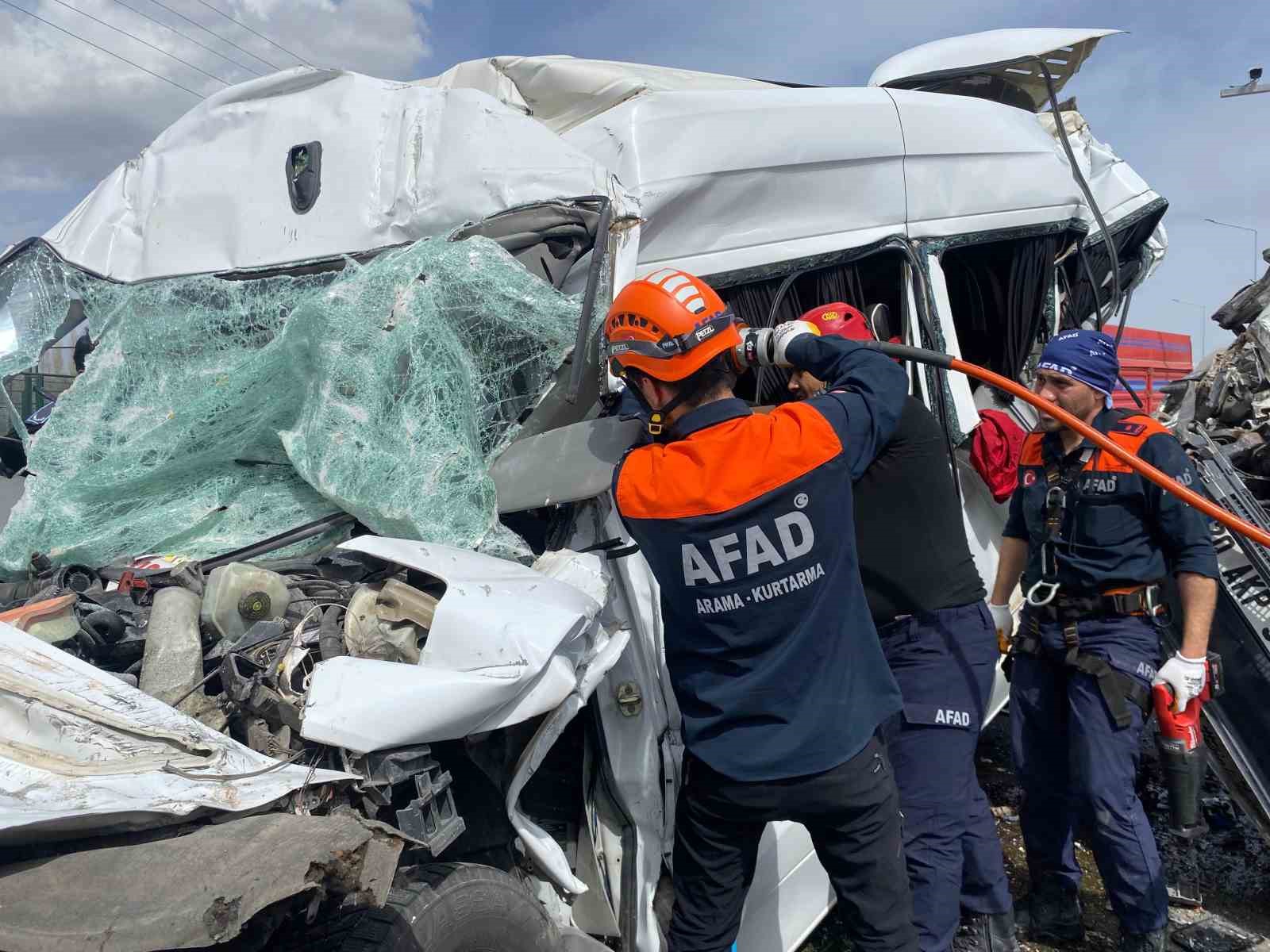 Kamyonetin otomobilin üzerine devrildiği kaza kamerada