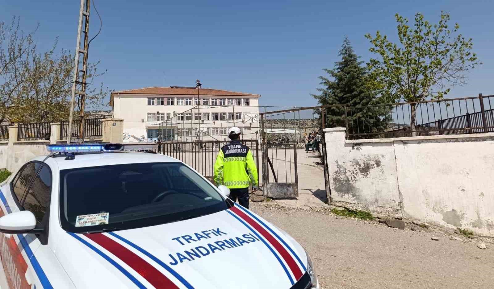 Gaziantep’te "Huzurlu Okul Önleri" uygulaması: 78 aranan şahıs yakalandı