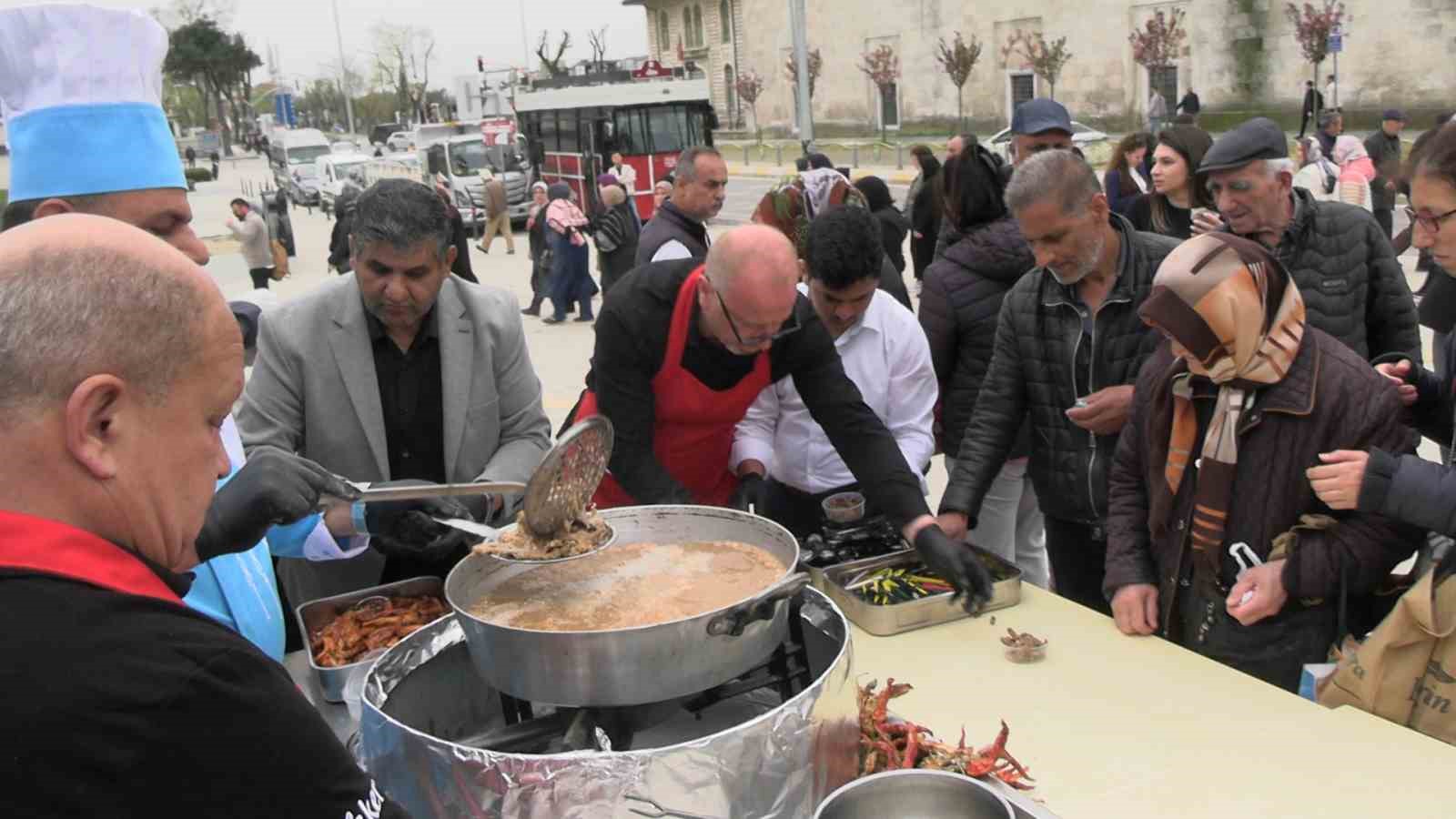 Edirne’de Selimiye’nin gölgesinde tava ciğer dağıtıldı