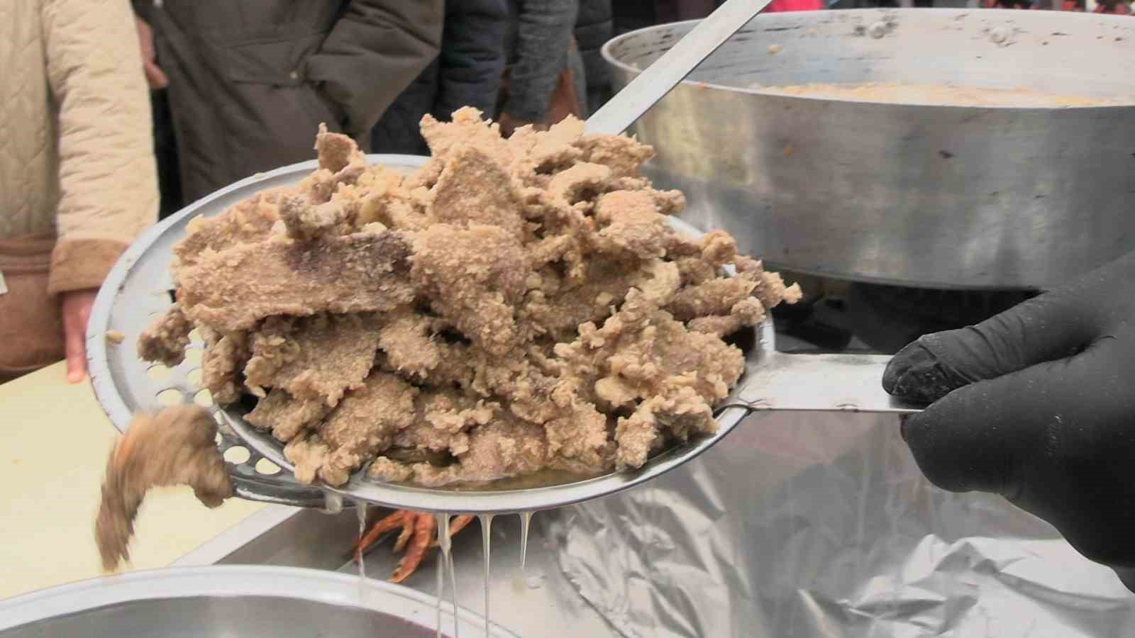 Edirne’de Selimiye’nin gölgesinde tava ciğer dağıtıldı