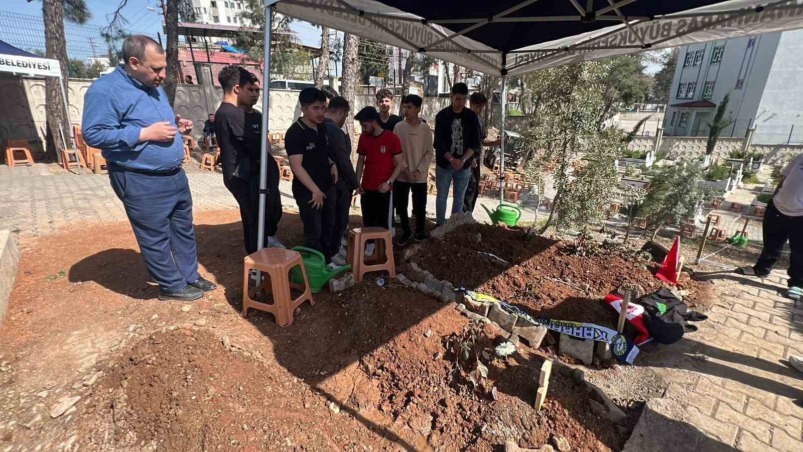 Saldırıda hayatını kaybeden 4 sınıf arkadaşı yan yana toprağa verildi
