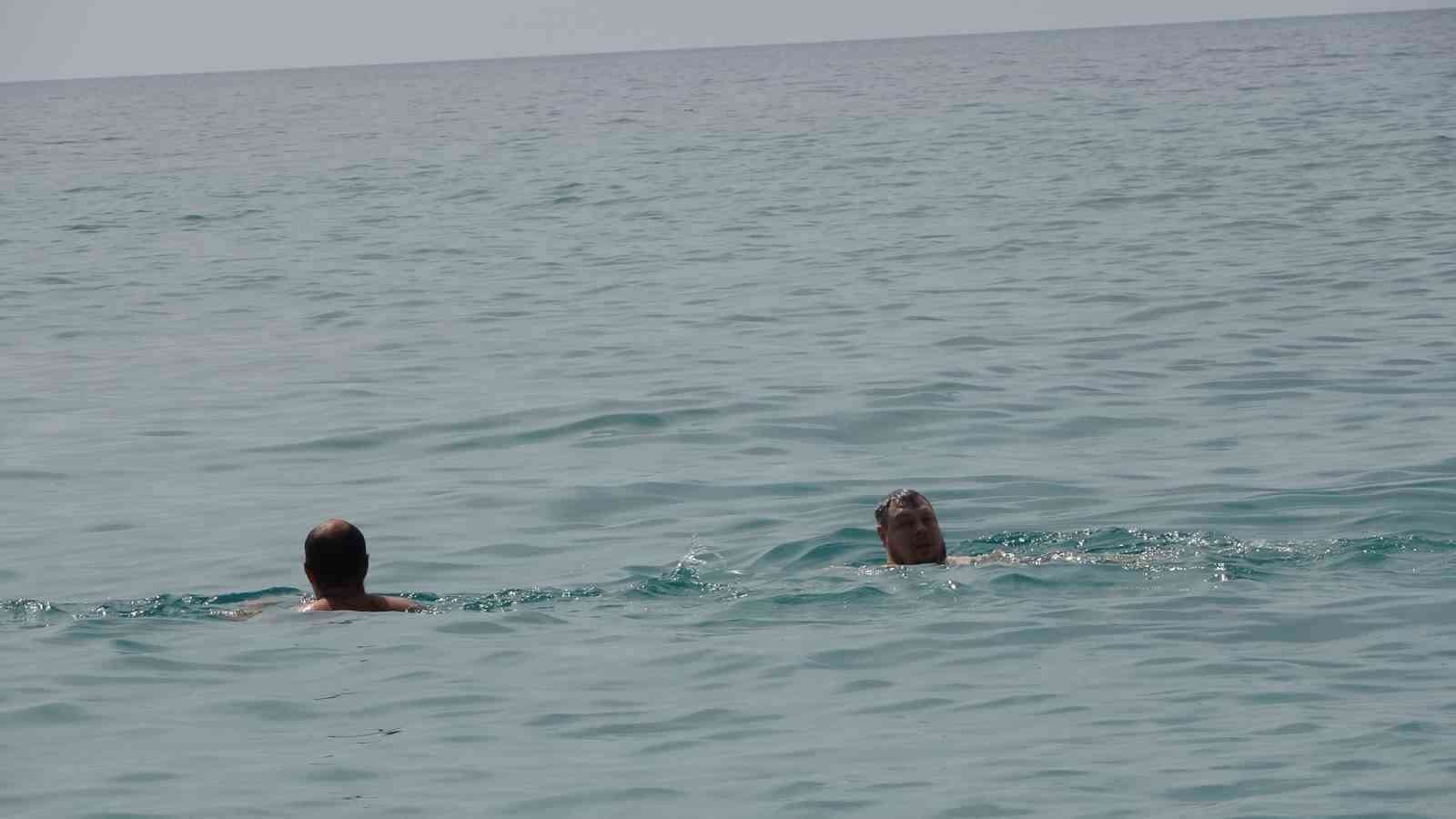 Hava sıcaklığının 24 dereceye y&uuml;kseldiği Alanya&rsquo;da sahiller doldu
