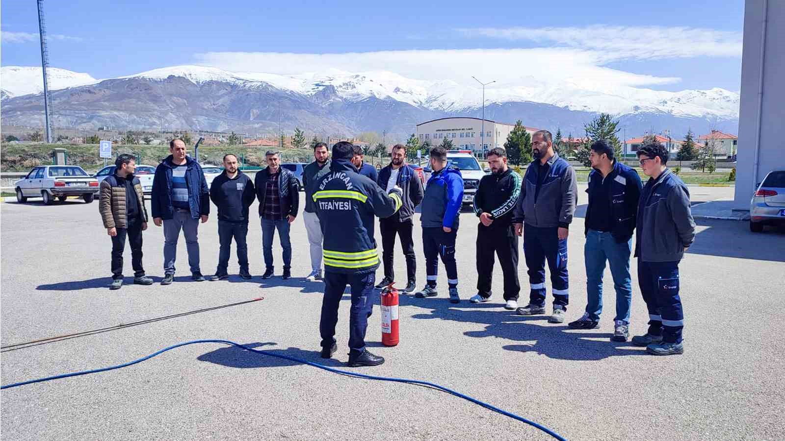 Erzincan&rsquo;da itfaiyeden kurum personeline yangın eğitimi
