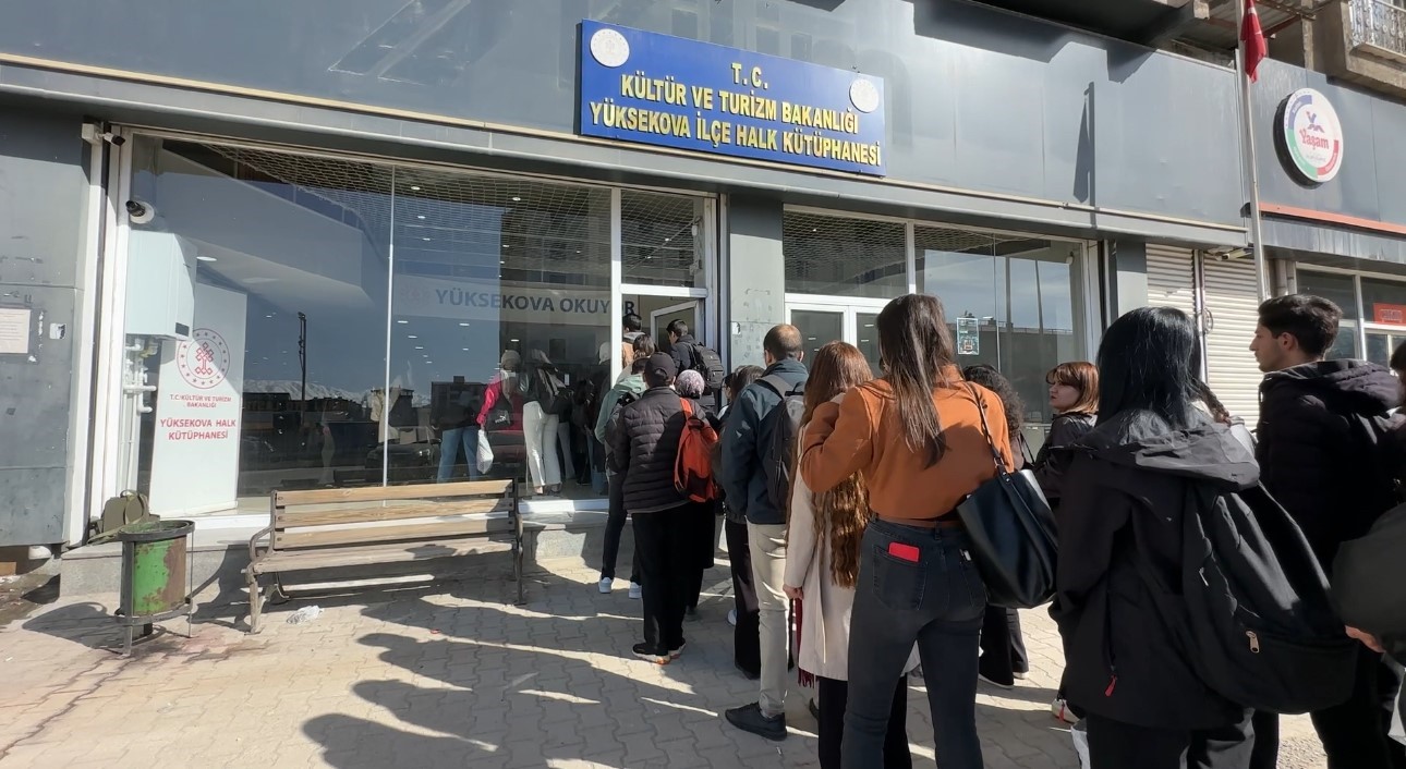 Yüksekova’da kütüphane önünde kuyruk