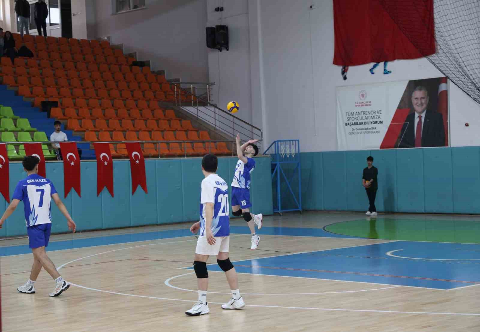 Elazığ’da genç erkekler voleybol grup birinciliği heyecanı başladı