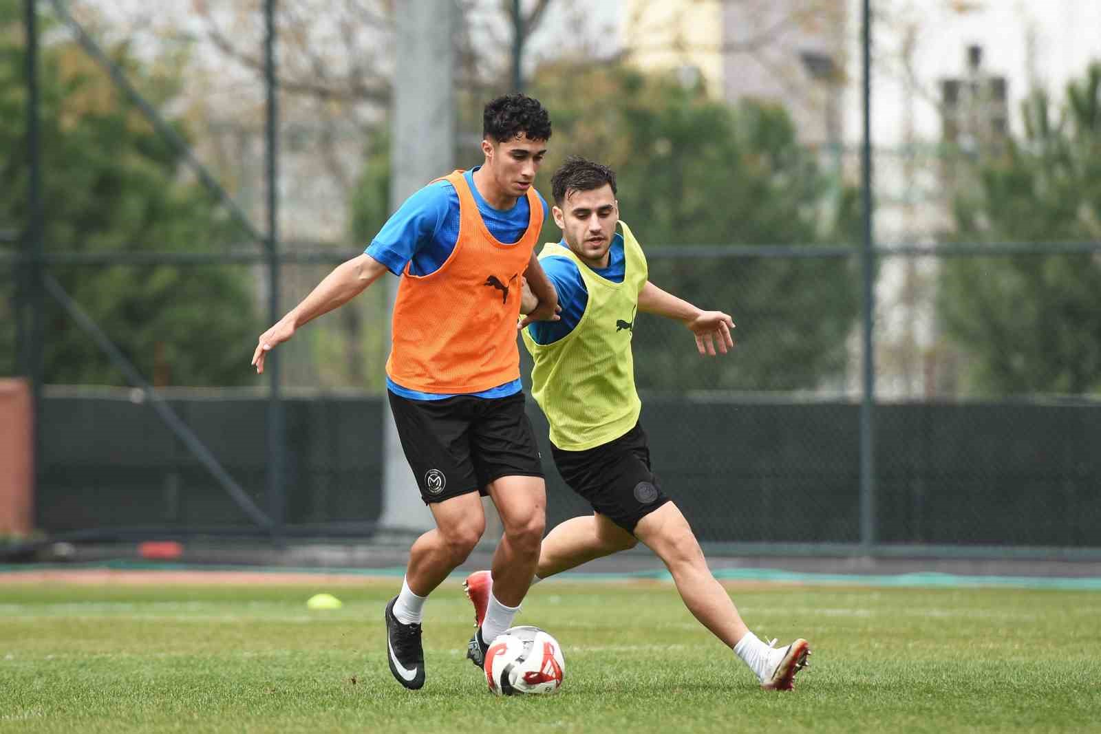 Manisa FK, Serikspor ma&ccedil;ının hazırlıklarını s&uuml;rd&uuml;r&uuml;yor
