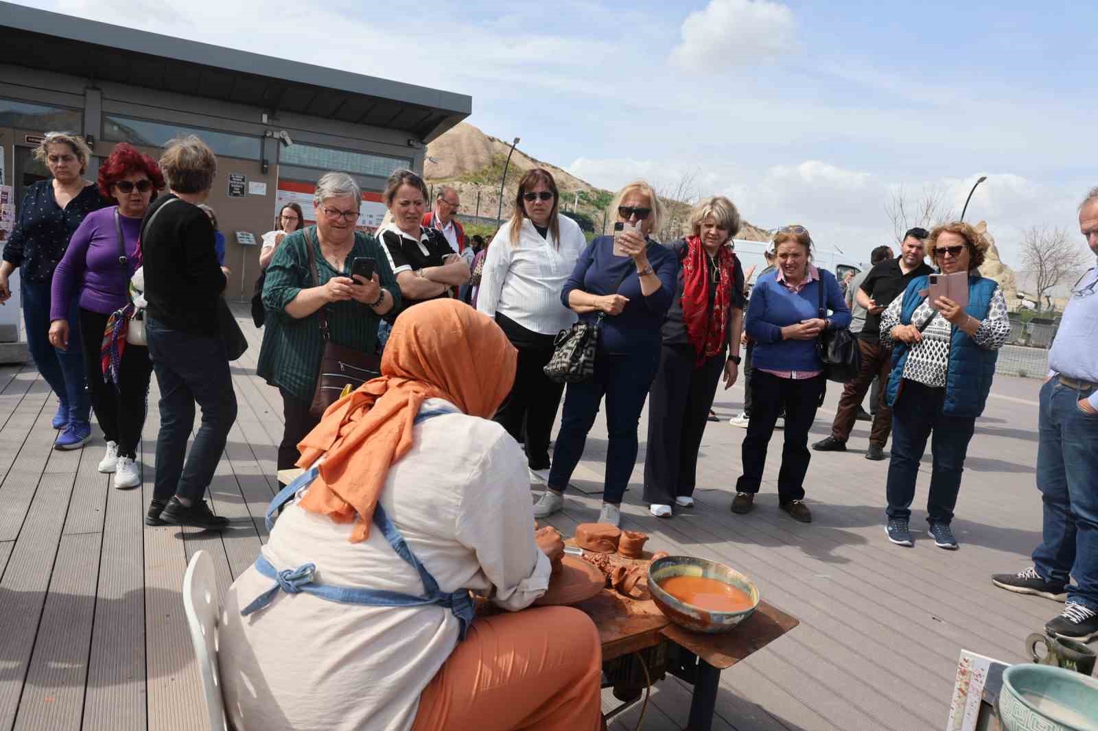 Kapadokya&rsquo;da turistler halı dokuyup &ccedil;anak yaptı
