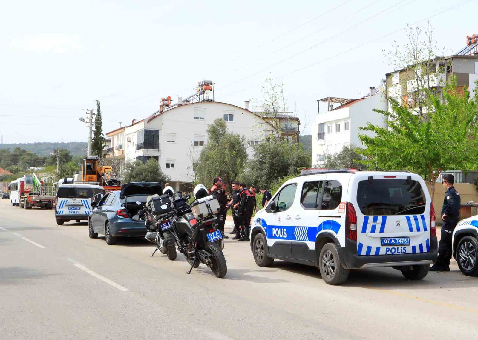 Polisin &rsquo;dur&rsquo; ihtarına uymadı, 15 kilometrelik kovalamaca sonucu yakalandı
