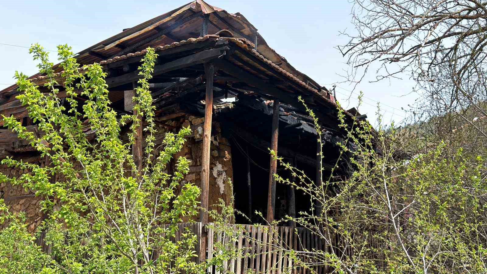 Burdur&rsquo;da boş ahşap evde yangın
