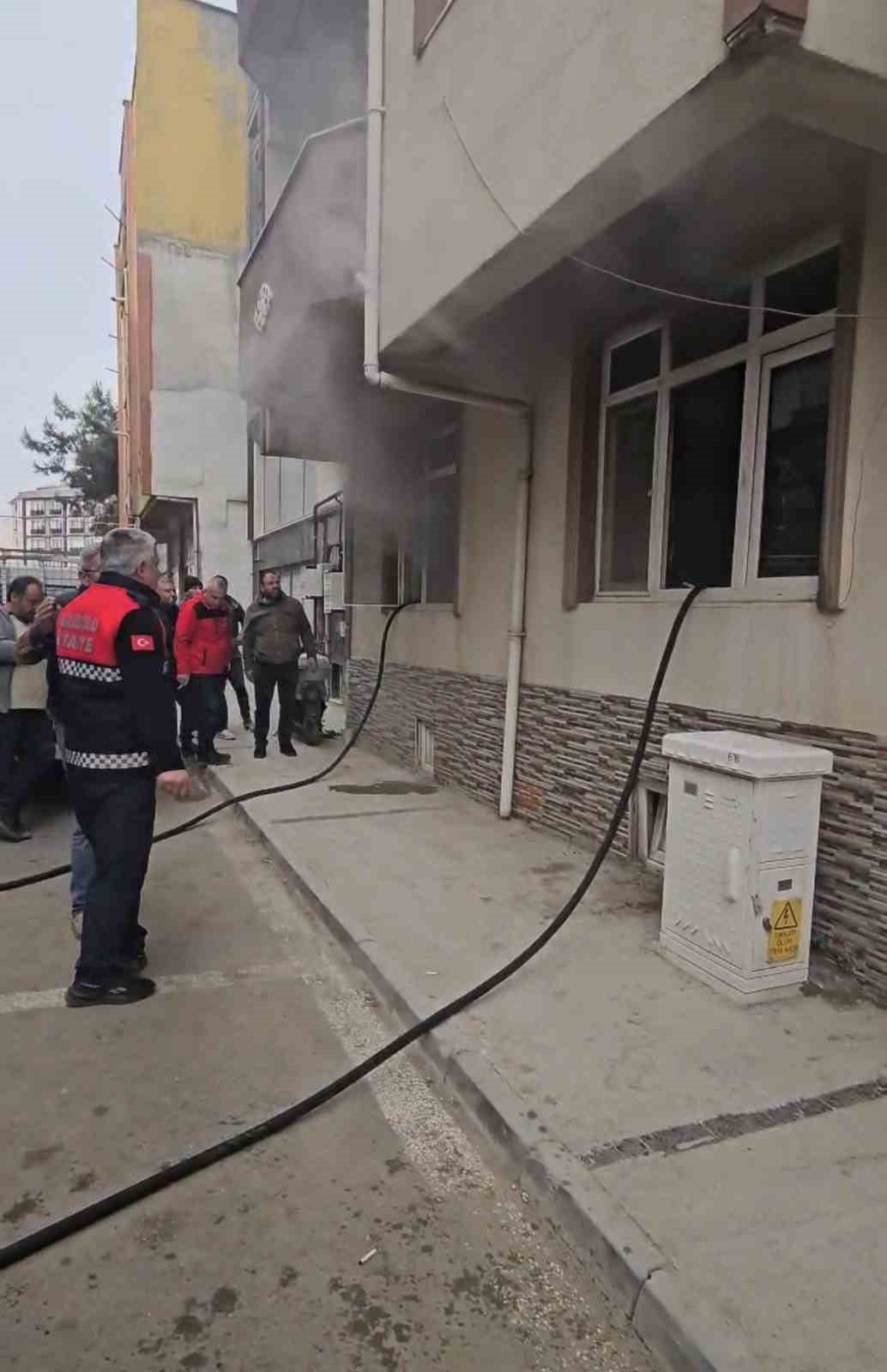 Gelibolu’da apartmanda çıkan yangın korkuttu
