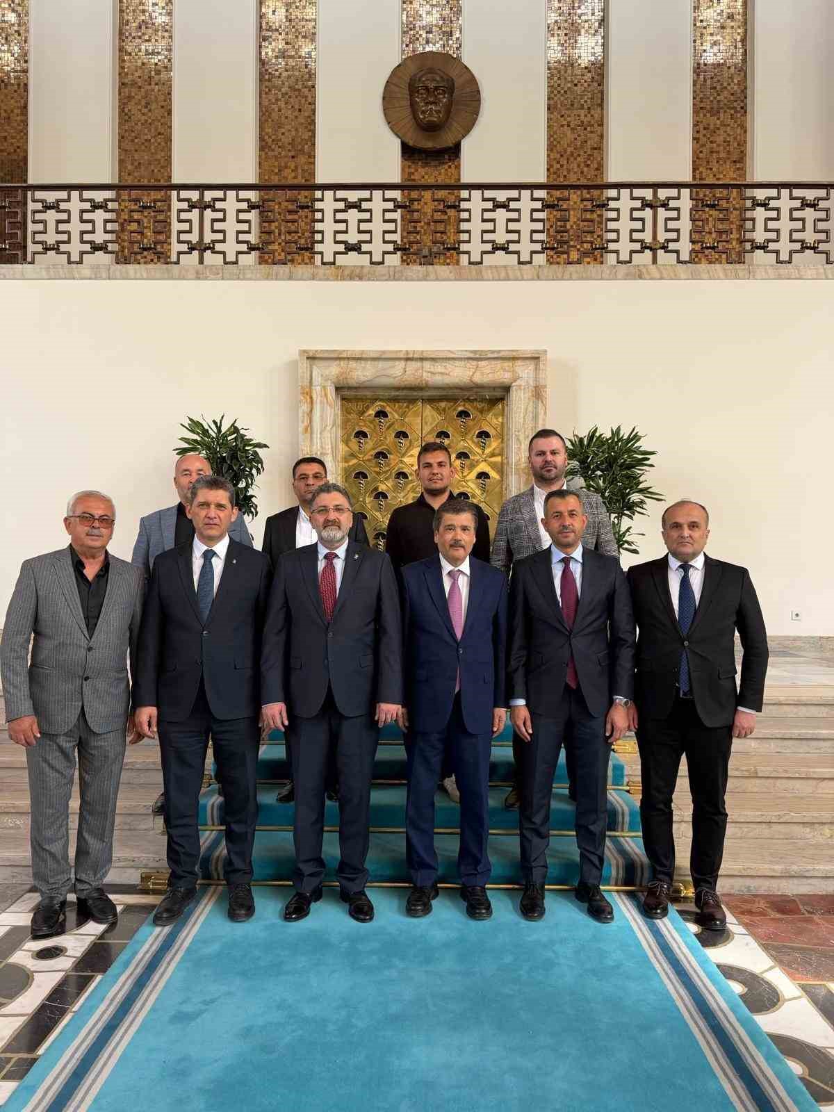 AK Parti’ye katılan Serik Belediye Başkanı Kumbul: "Hemşehrilerimize en iyi hizmeti sunmak amacıyla yeni bir yol yürümeye karar verdim"