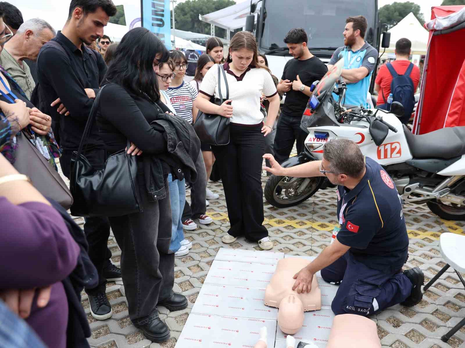 Kariyer Fuarı’nda en yoğun ilgiyi güvenlik ve sağlık stantları gördü
