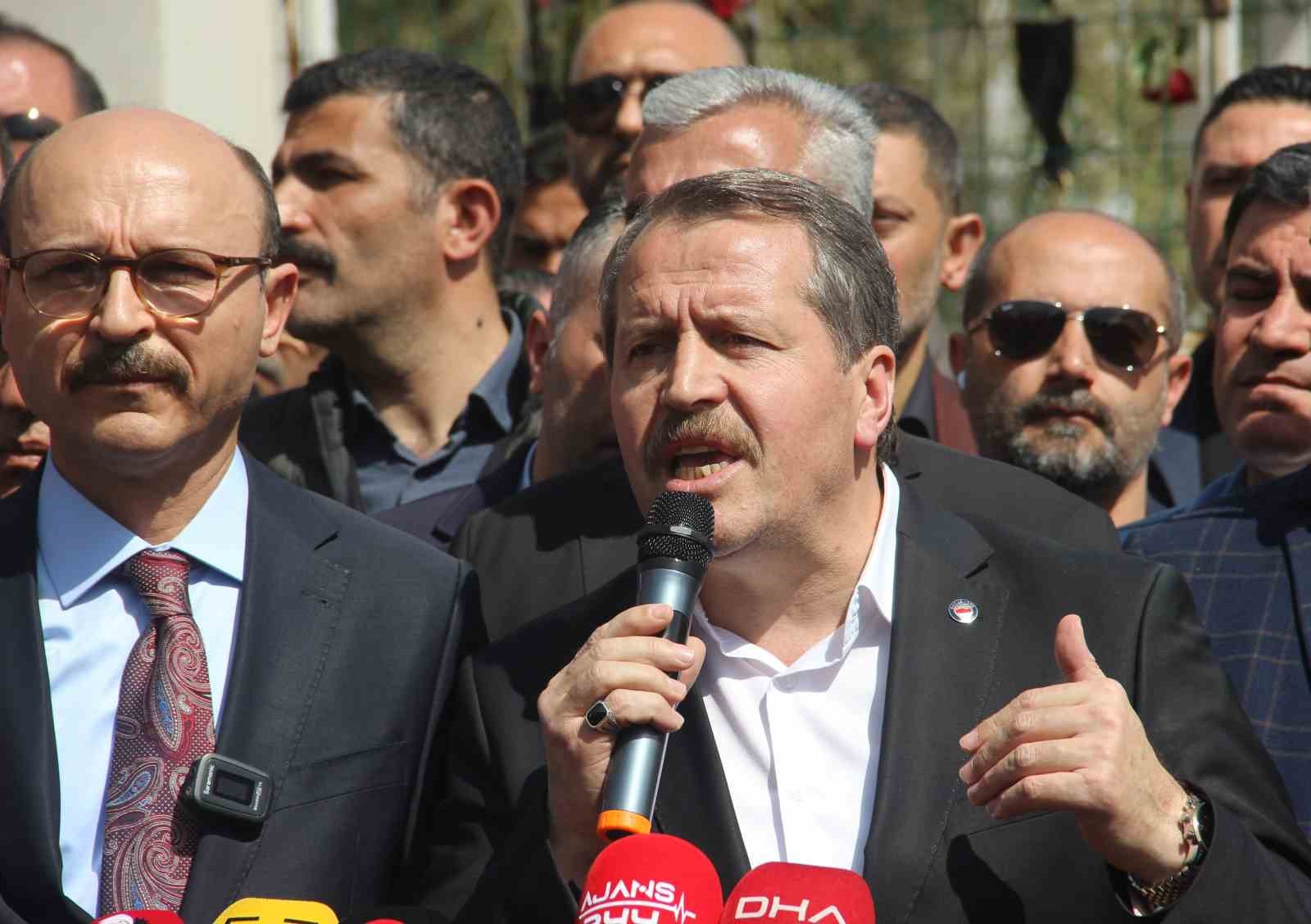 Eğitim-Bir-Sen Genel Başkanı Ali Yalçın’dan saldırının yaşandığı okulun önünde açıklama