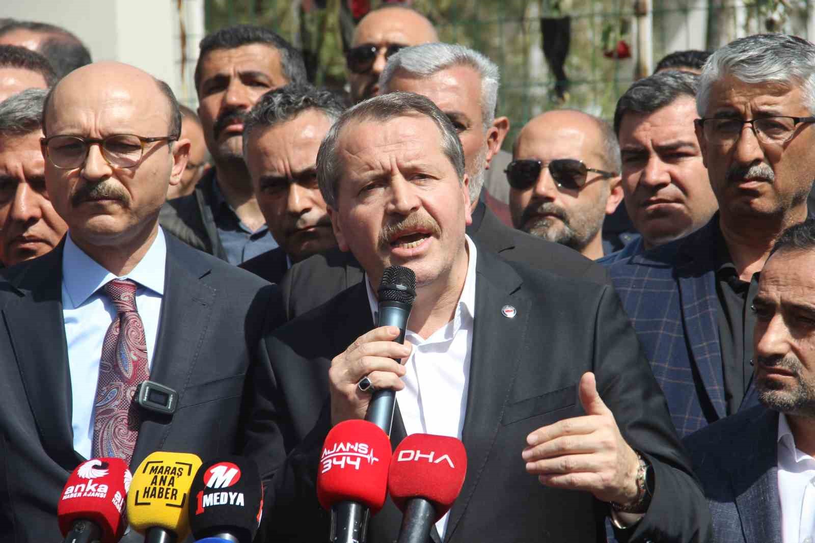 Eğitim-Bir-Sen Genel Başkanı Ali Yalçın’dan saldırının yaşandığı okulun önünde açıklama