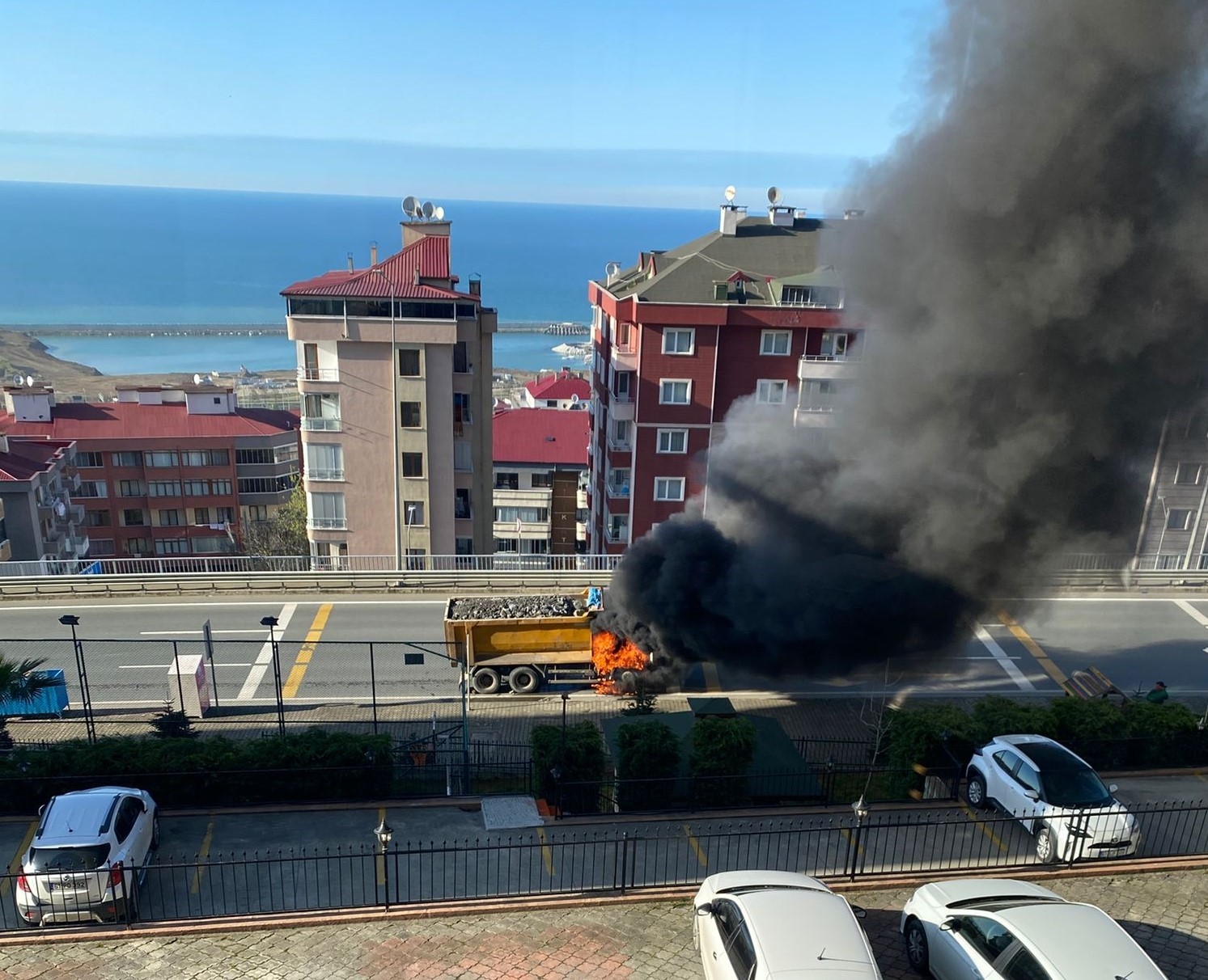 Trabzon’da taş kamyonu yangını korkuttu

