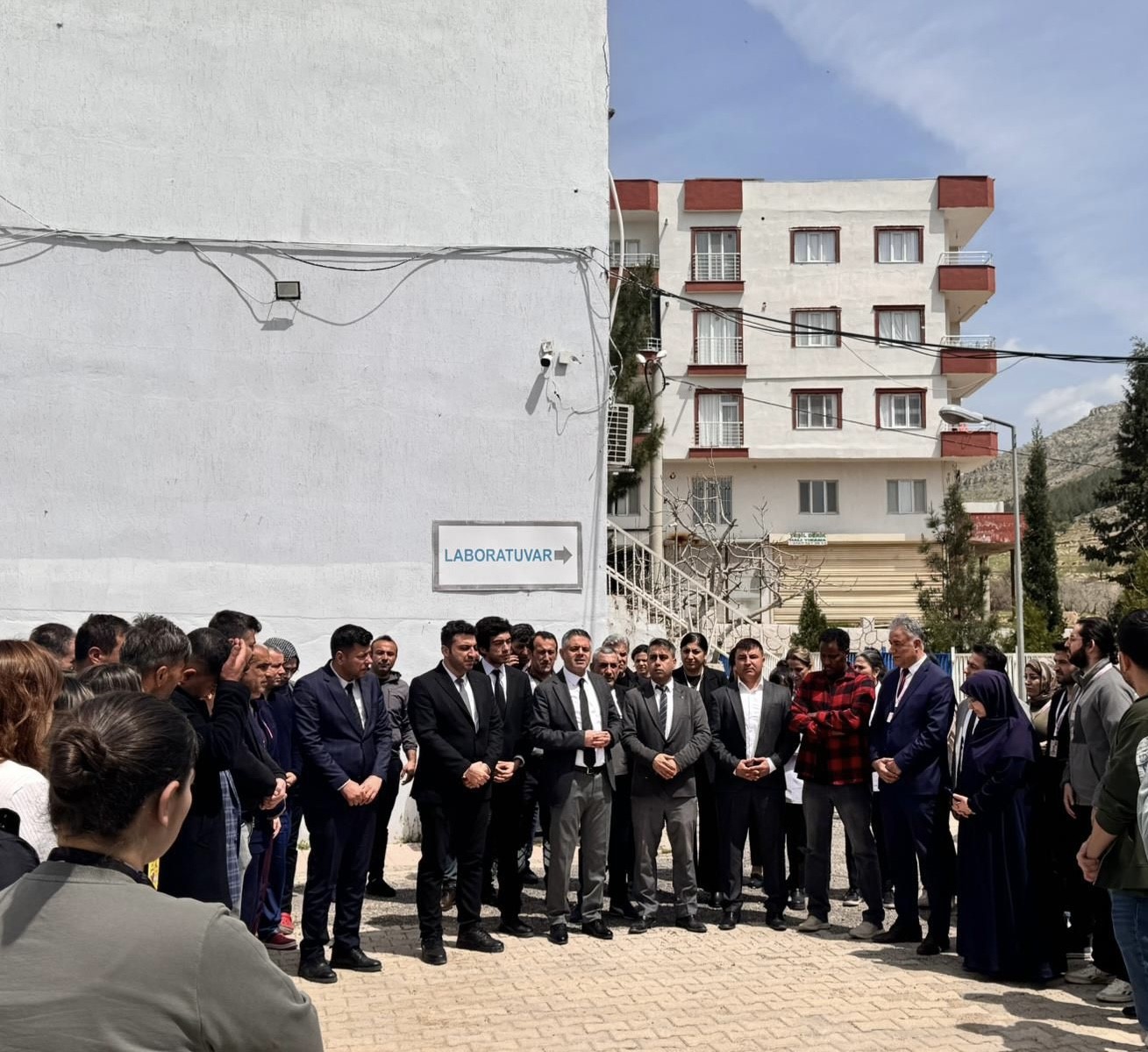 Mardin İl Sağlık M&uuml;d&uuml;r&uuml; Yavuz, saldırıya uğrayan personeli ziyaret etti
