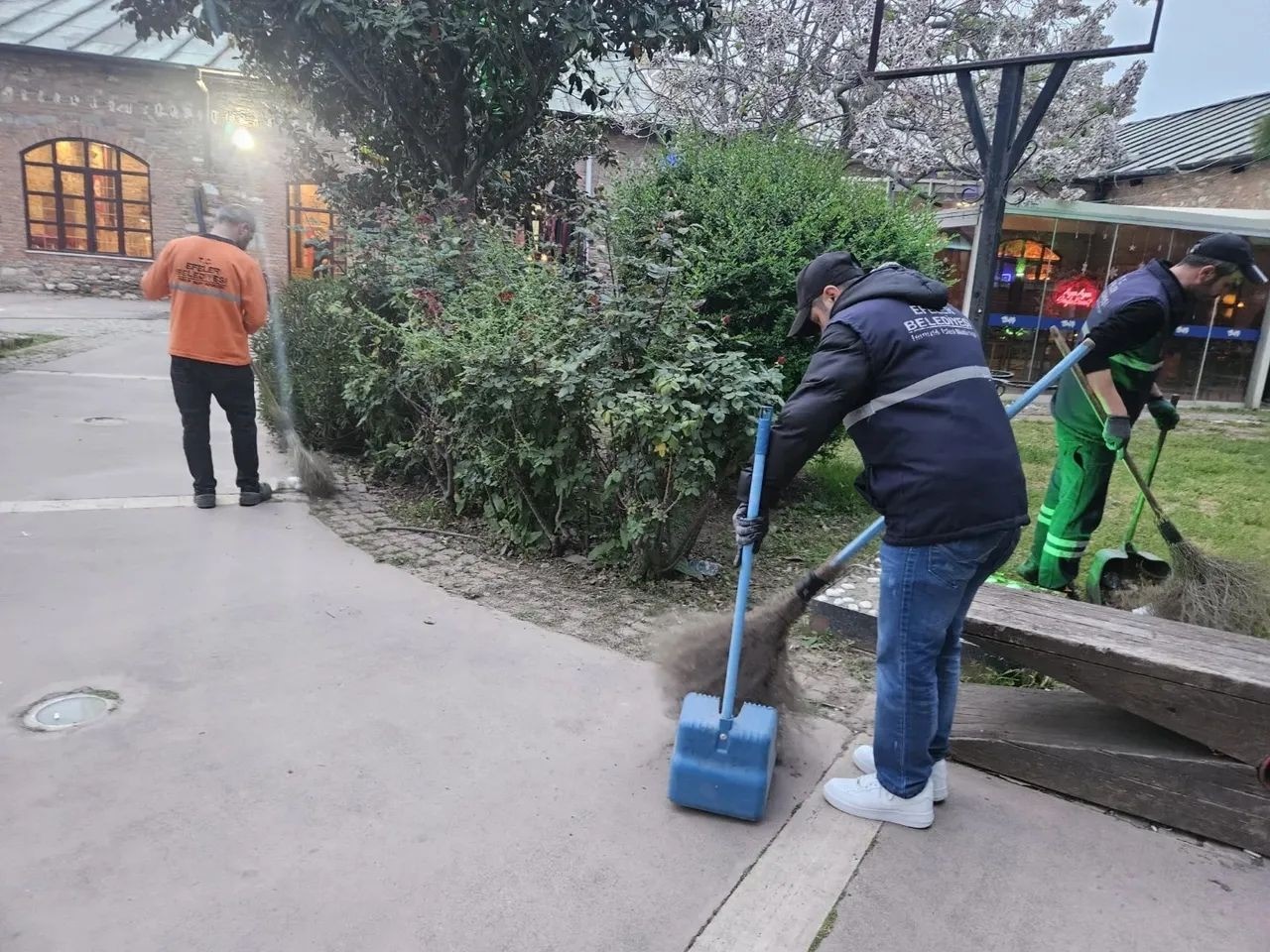 Efeler Belediyesi ekipleri Nevzat Biçer Parkı’nı temizledi