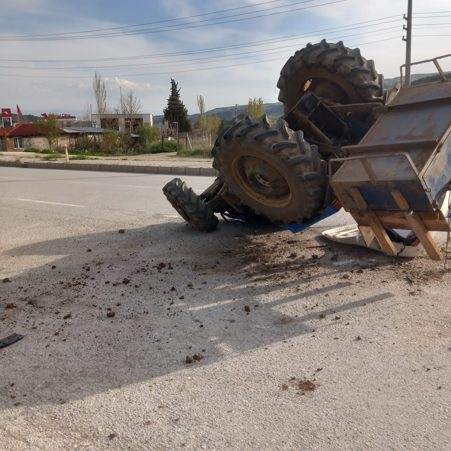 &Ccedil;orum&rsquo;da trakt&ouml;r ile ambulans &ccedil;arpıştı: 1 yaralı
