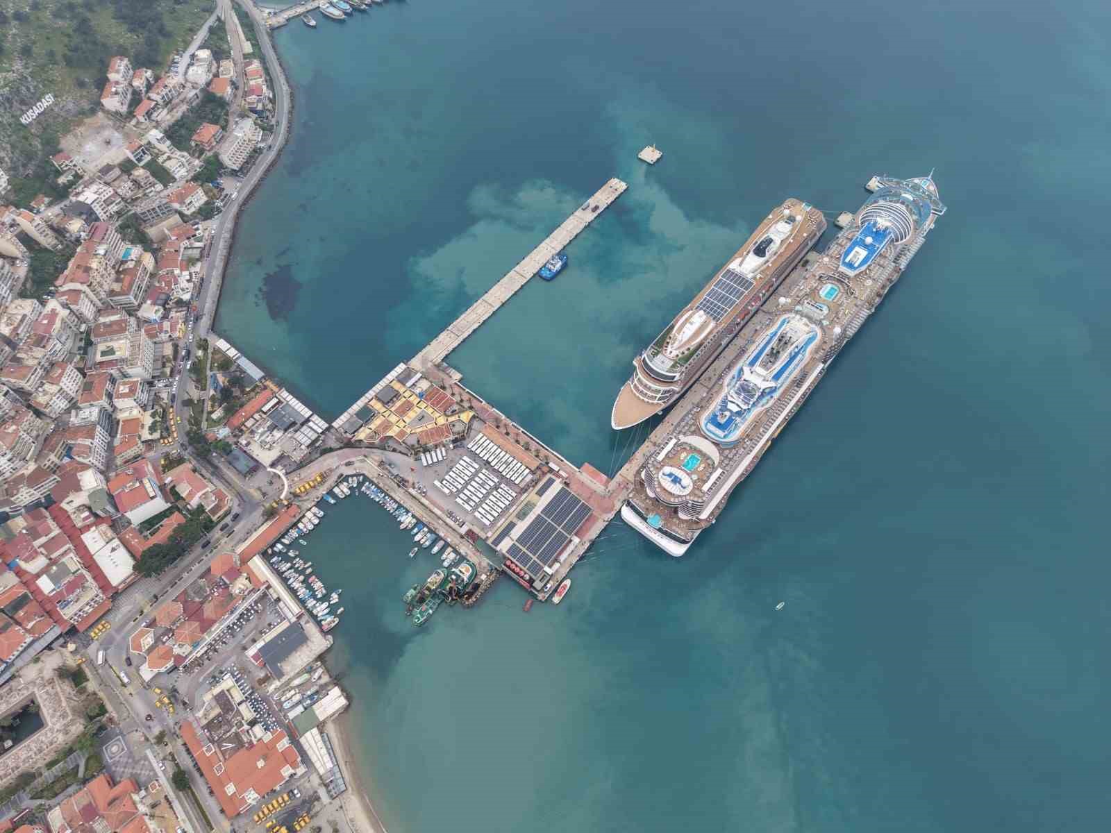 Kuşadası’na 2 kruvaziyer 5 bin 297 turist getirdi
