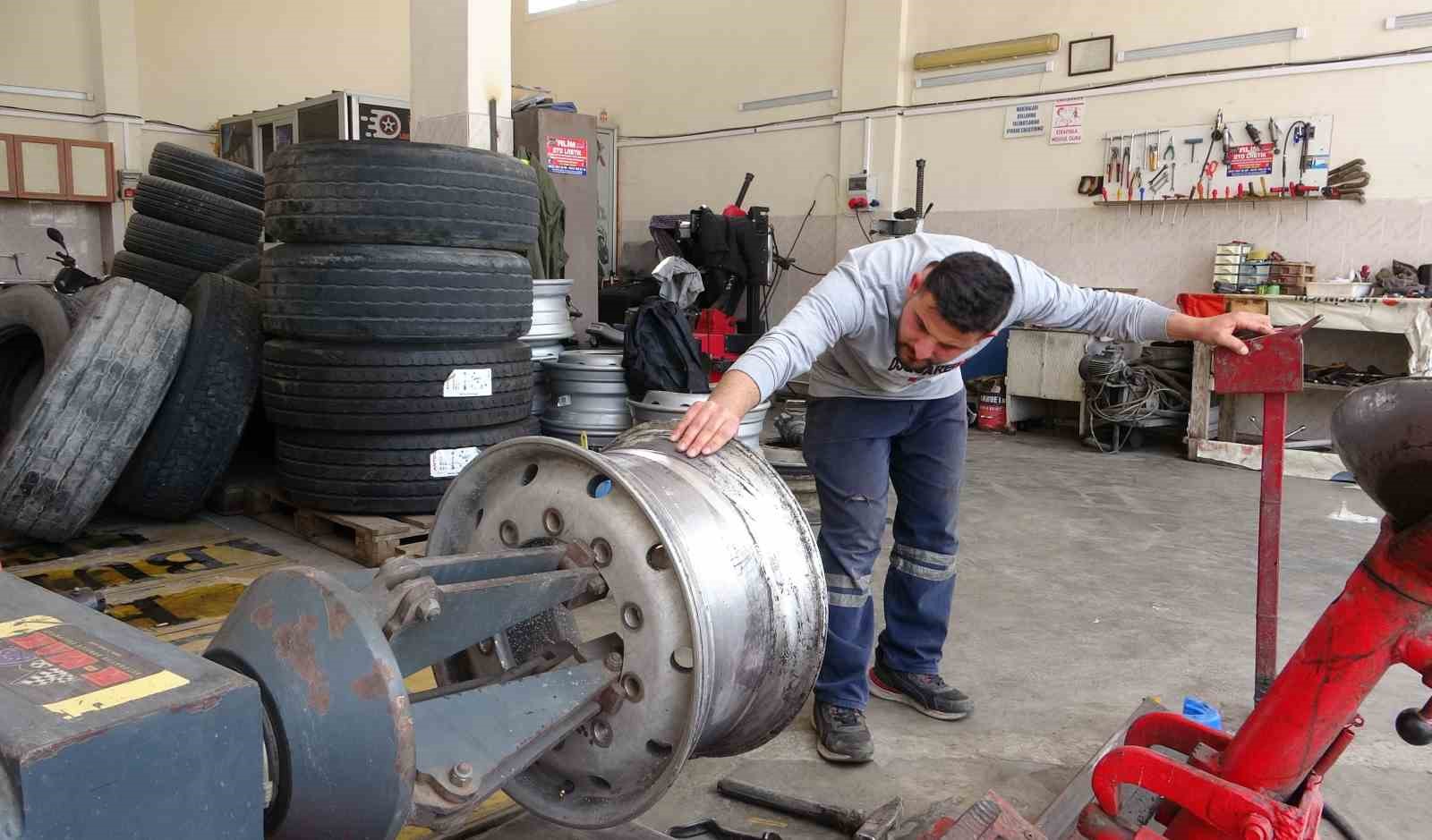 Mersin’de kamyon lastiği şişirilirken patladı: O anlar kamerada