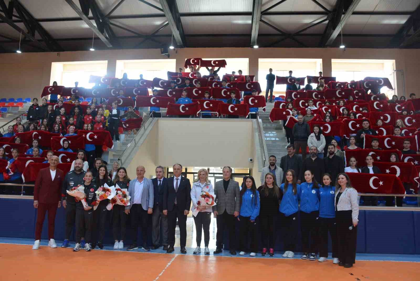 A Milli Kadın Futbol Takımı, Sinop&rsquo;ta &ouml;ğrencilerle buluştu
