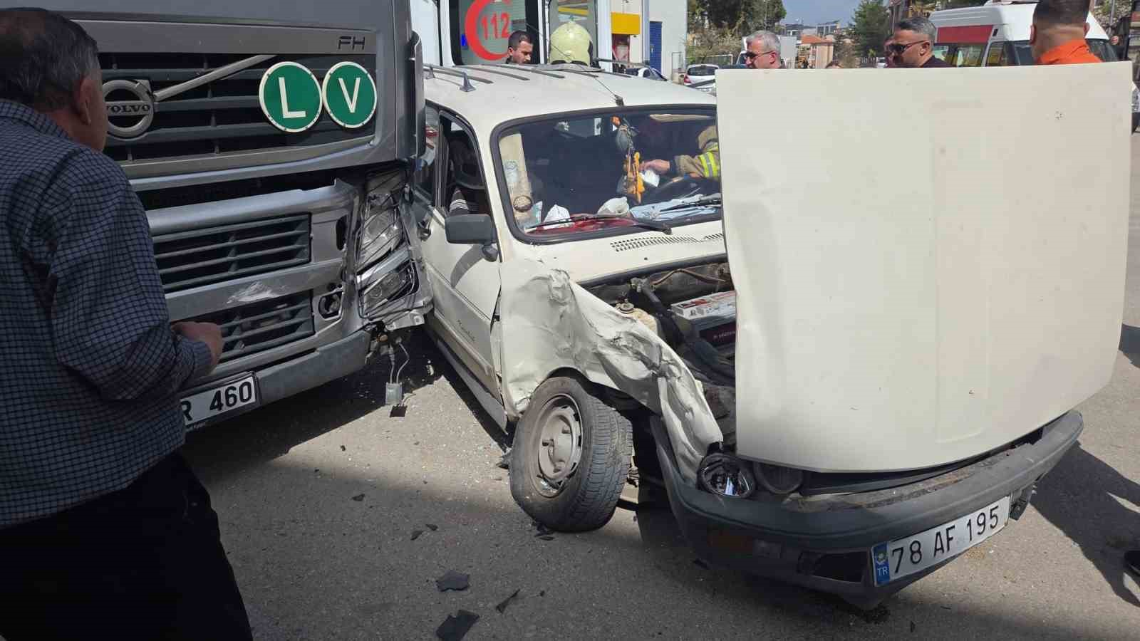 Tırla çarpışan otomobildeki 1 kişi ağır yaralandı