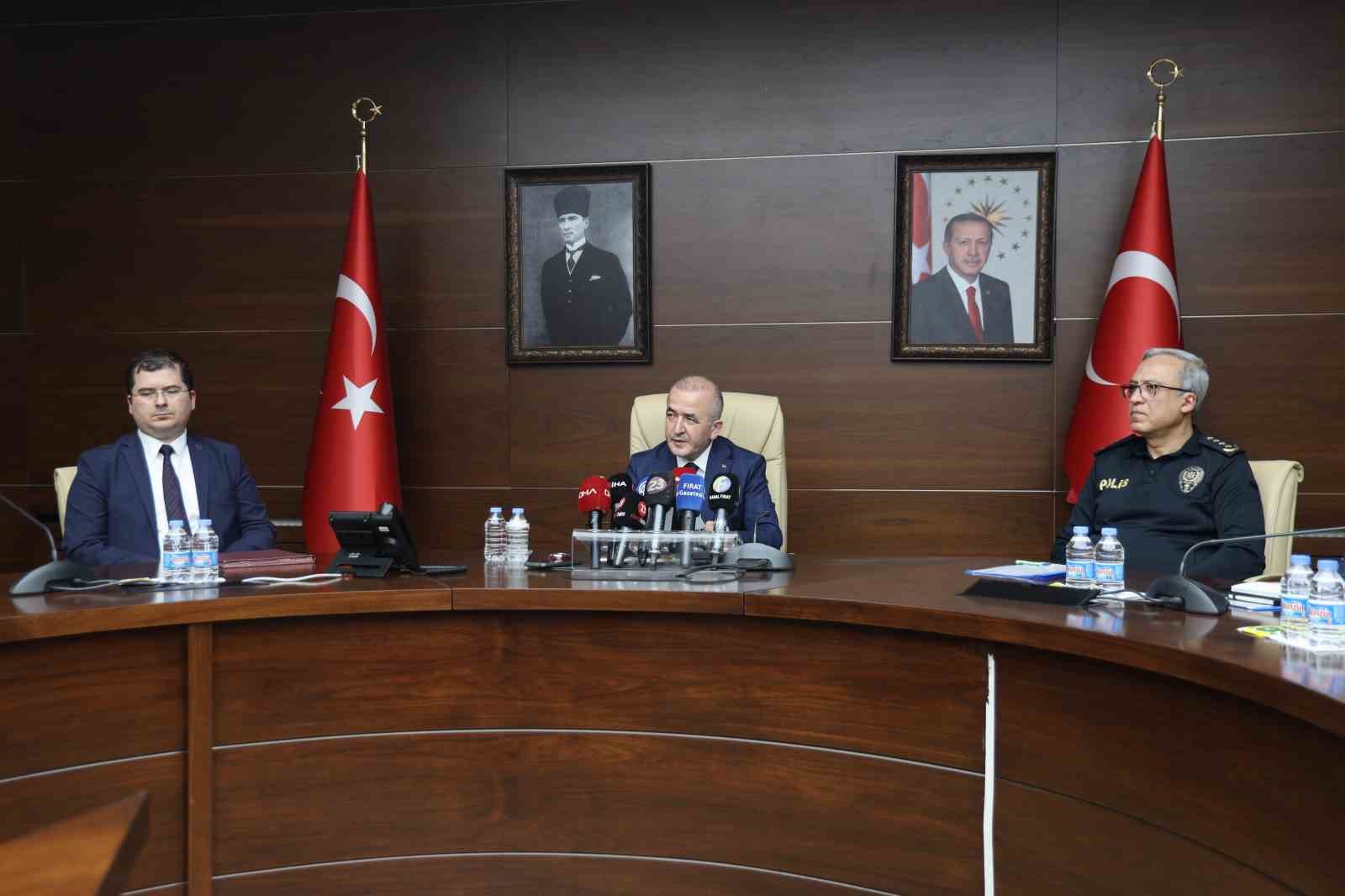 Vali Hatipoğlu: "Randevusu olmayan ebeveynler okul bah&ccedil;esine sokulmayacak"
