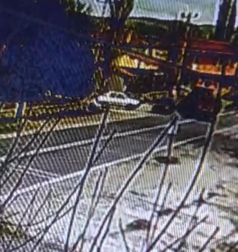 Trakt&ouml;rle otomobilin &ccedil;arpıştığı kaza kamerada: 2 yaralı
