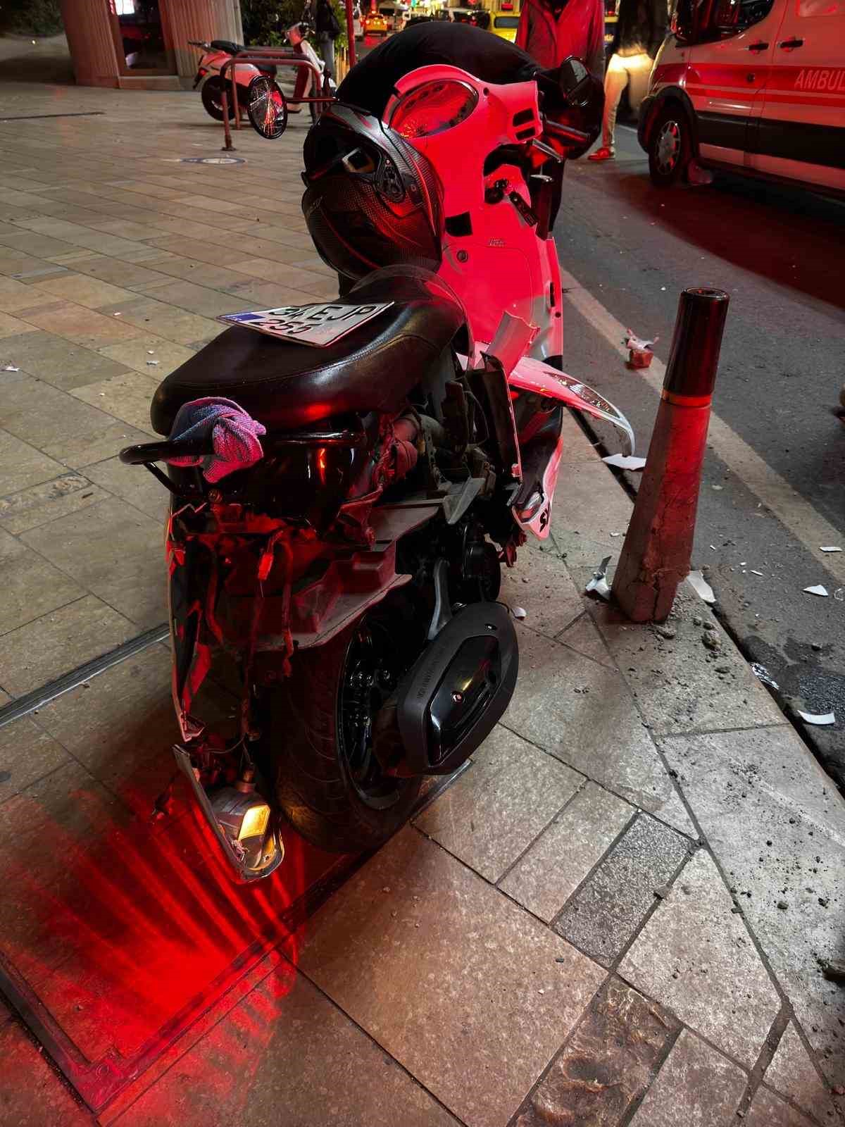 Şişli&rsquo;de bir s&uuml;r&uuml;c&uuml; gen&ccedil; kıza &ccedil;arpmamak i&ccedil;in bariyerlere girdi
