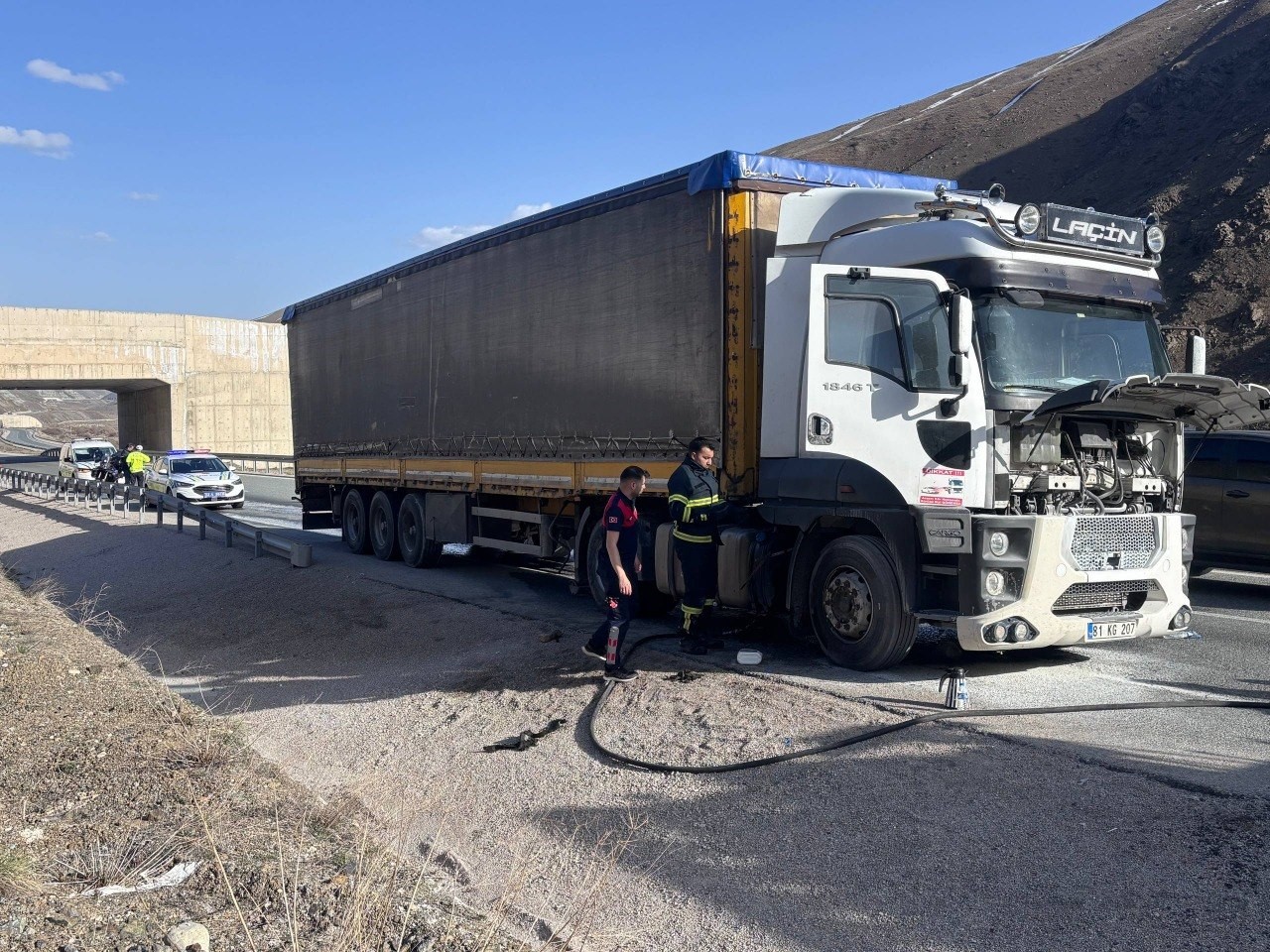 Erzincan&rsquo;da seyir halindeki tırda &ccedil;ıkan yangın s&ouml;nd&uuml;r&uuml;ld&uuml;
